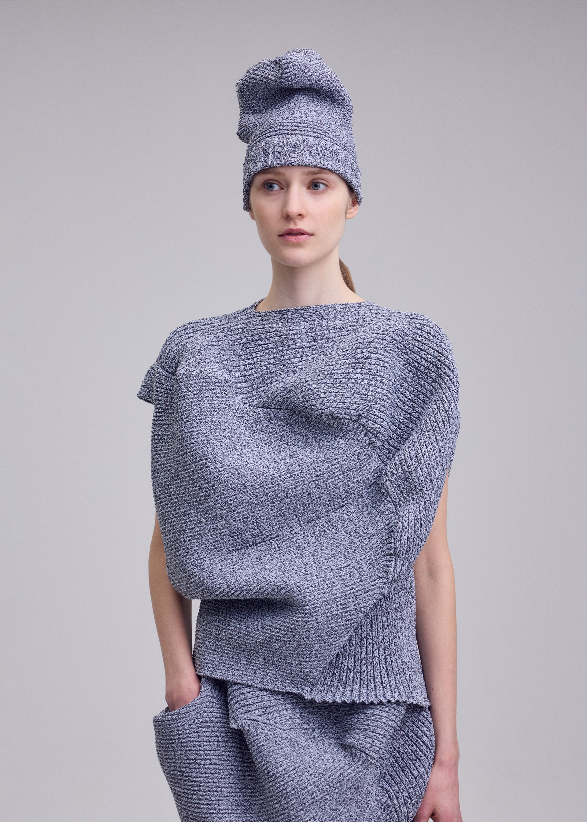 FOUND STONE Top Black – ISSEY MIYAKE EU