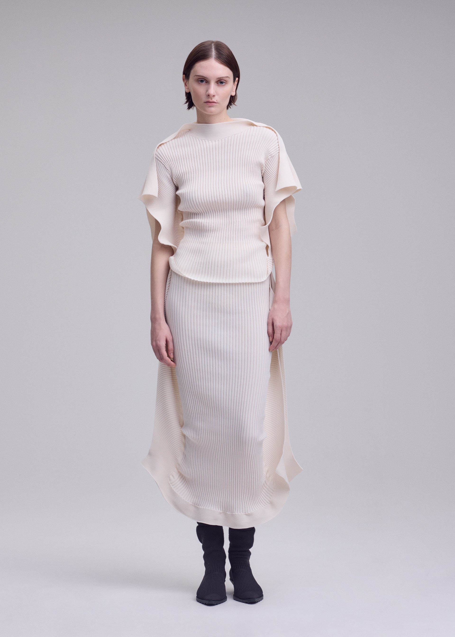 A model wears the ISSEY MIYAKE PRANCE prance-top-navy.
