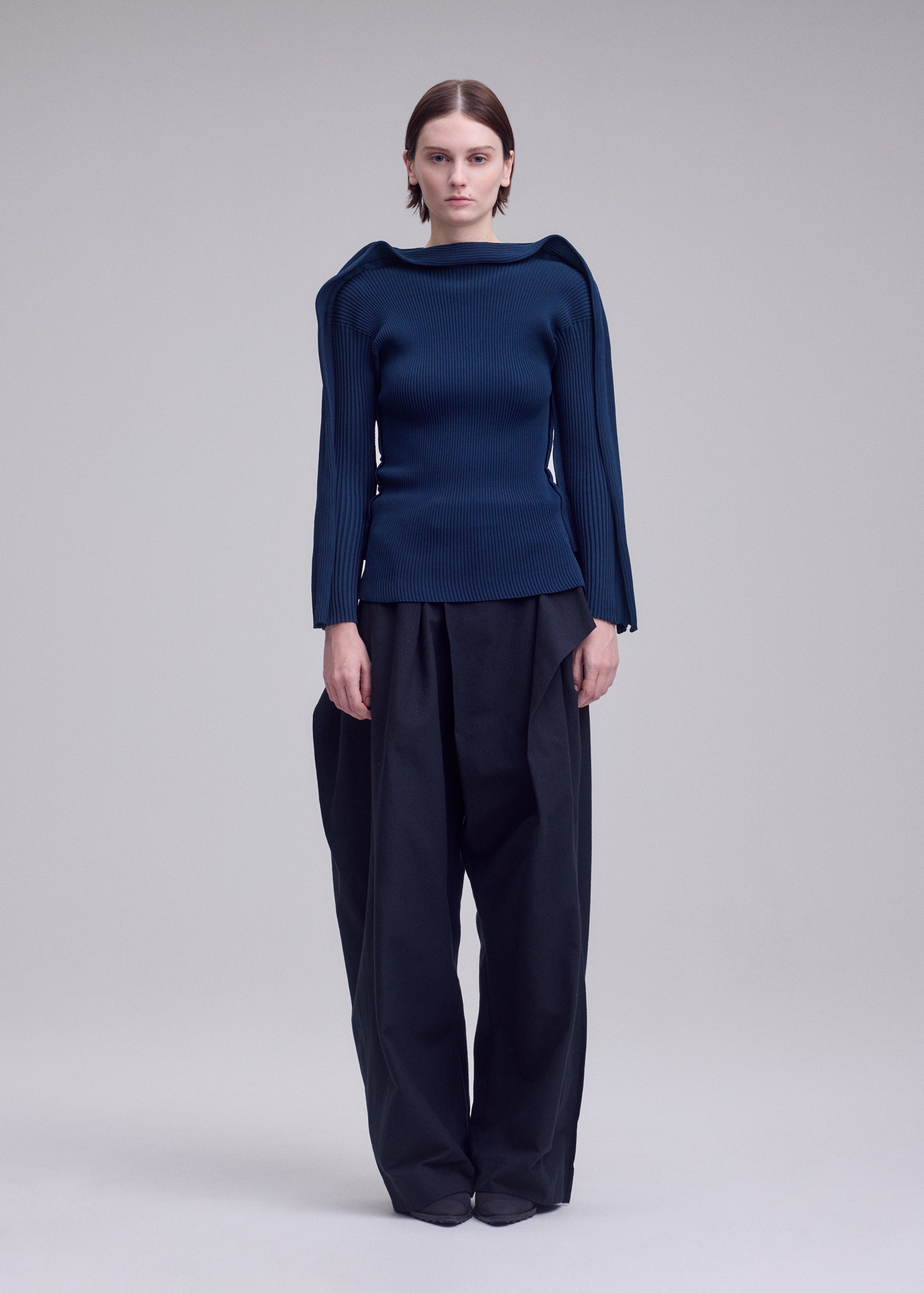A model wears the ISSEY MIYAKE PRANCE prance-top-navy-1.