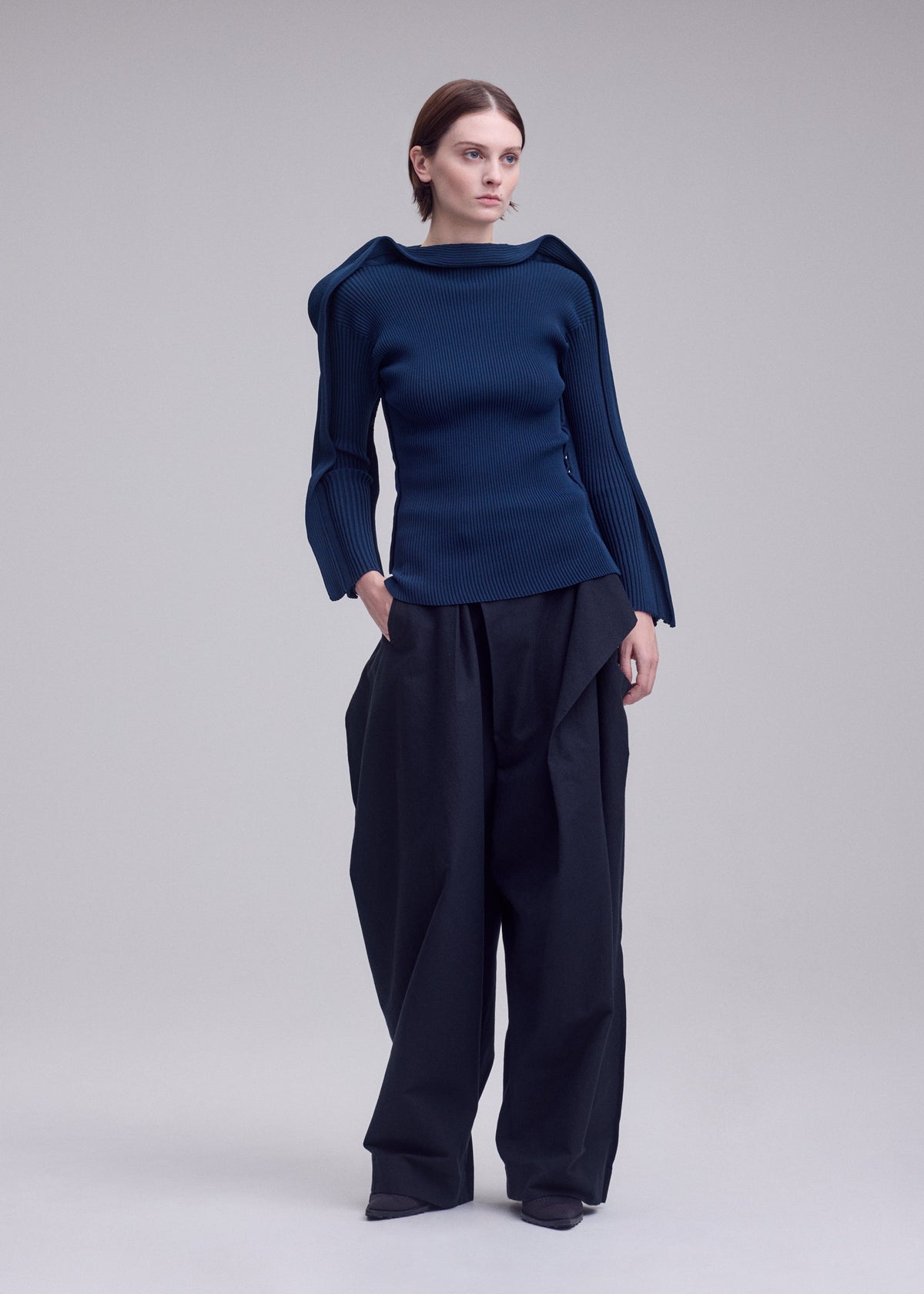 A model wears the ISSEY MIYAKE PRANCE prance-top-black-1.