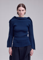 A model wears the ISSEY MIYAKE PRANCE prance-top-navy-1.