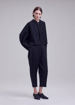 A model wears the ISSEY MIYAKE CAMPAGNE campagne-cardigan-black-9.