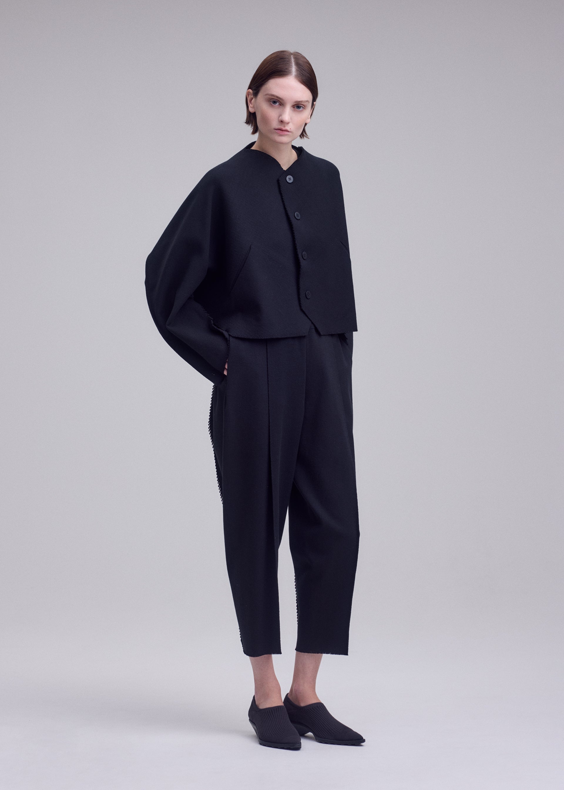 A model wears the ISSEY MIYAKE CAMPAGNE campagne-cardigan-black-9.