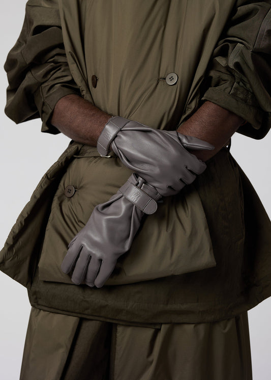 A model wears the IM MEN PIGEON GLOVES gloves.