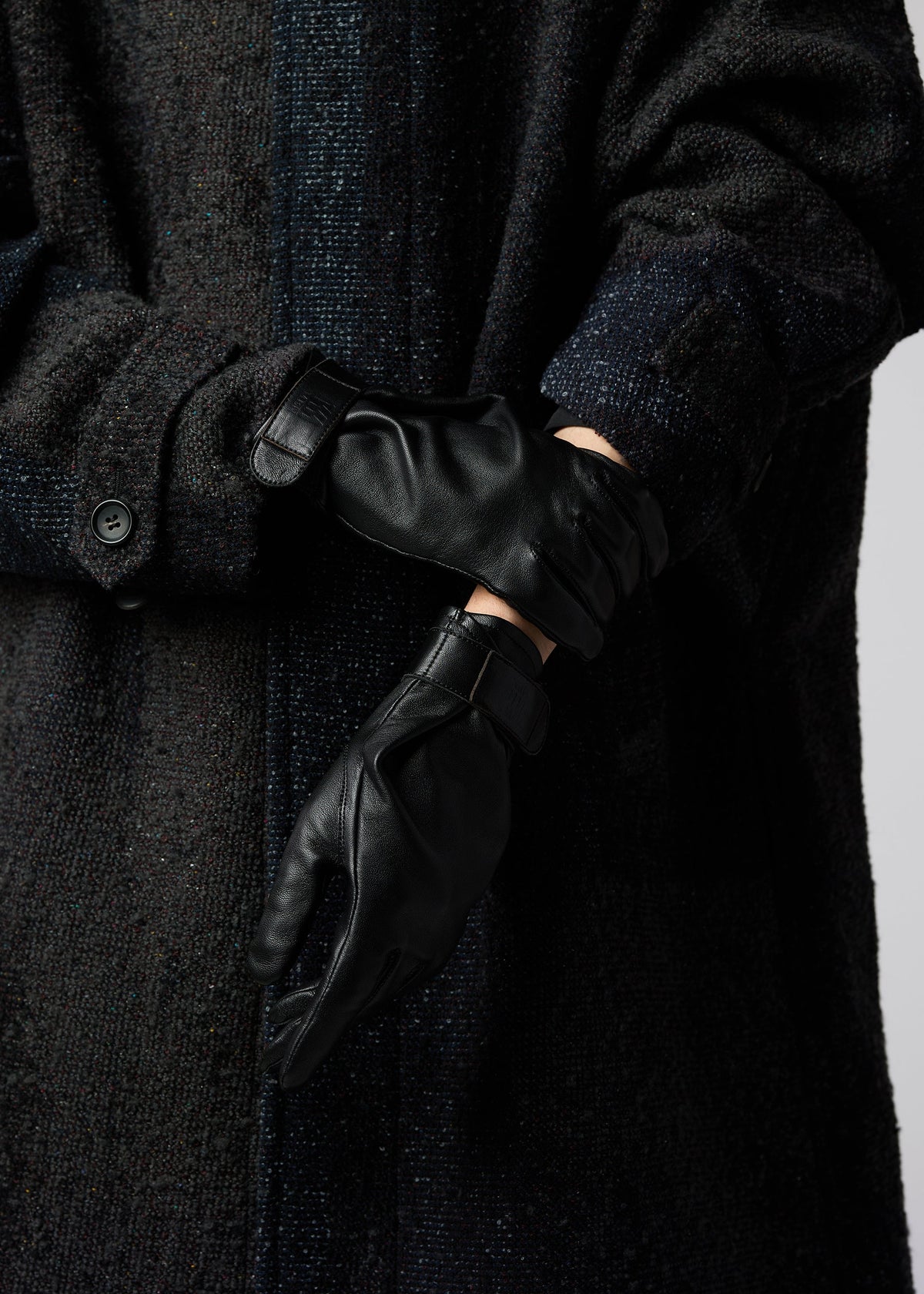 A model wears the IM MEN PIGEON GLOVES gloves.