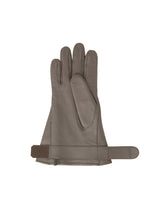 A detail shot of the IM MEN PIGEON GLOVES gloves.