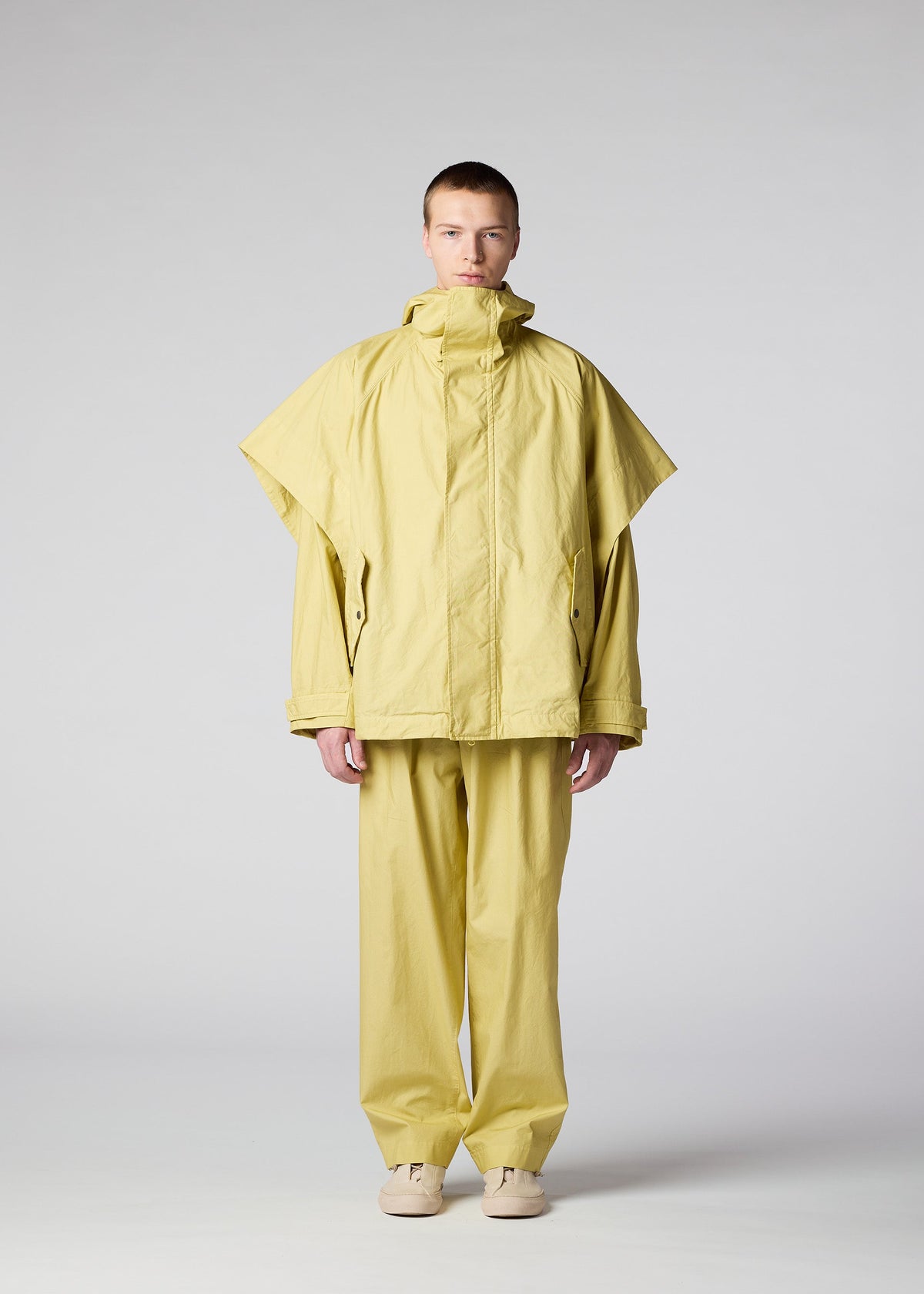 A model wears the IM Men LIGHT COTTON jacket.