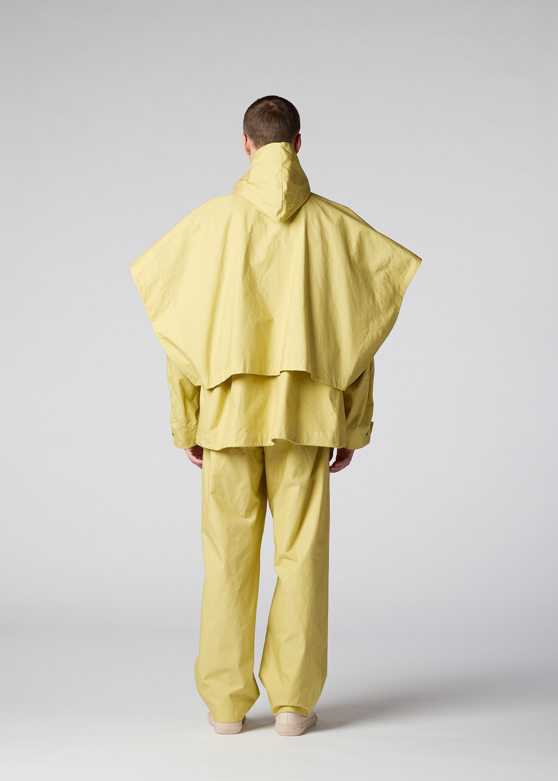 A model wears the IM Men LIGHT COTTON jacket.