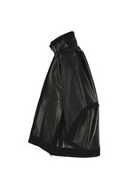 A detail shot of the IM Men METALLIC ULTRA BOA prêt à porter.