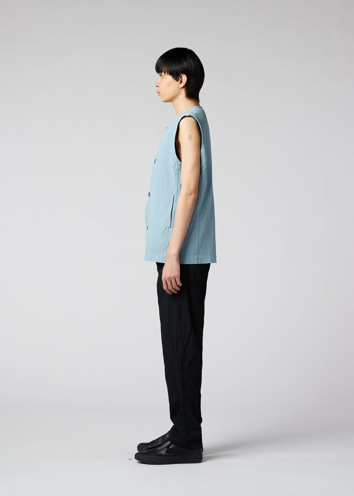 A model wears the IM MEN SHRINK DYE vest.