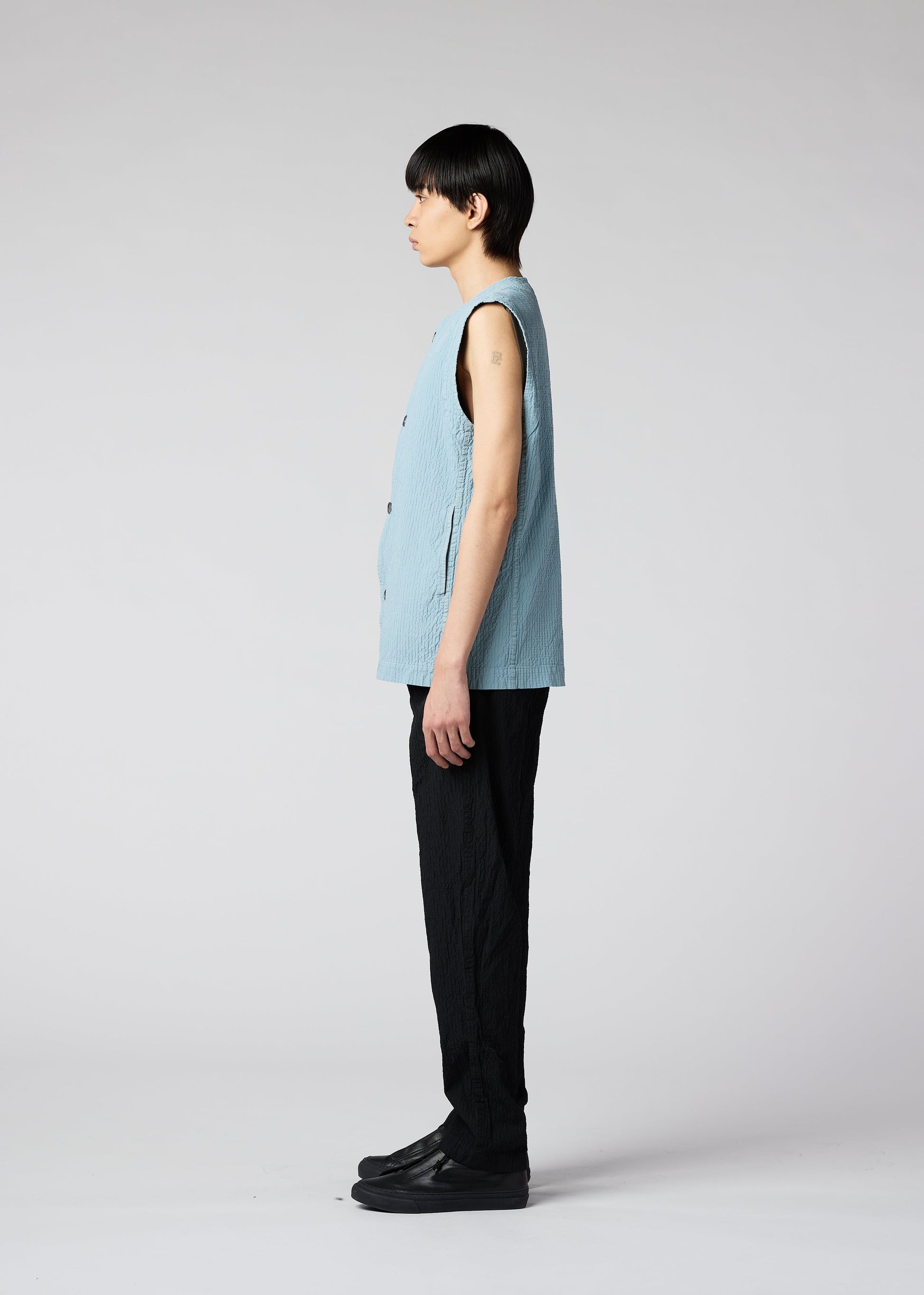 A model wears the IM MEN SHRINK DYE vest.