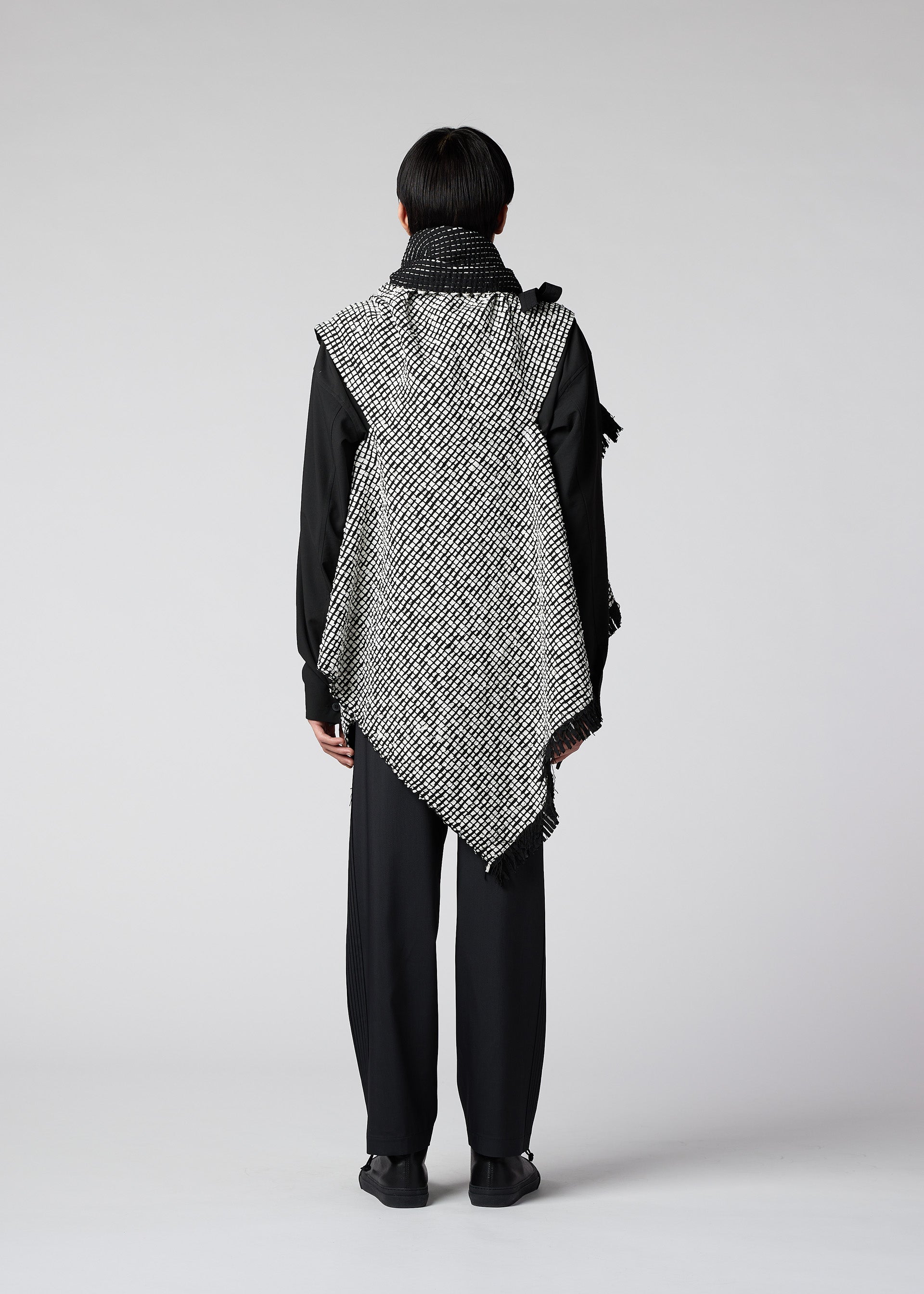 SAKIORI Vest Black – ISSEY MIYAKE EU
