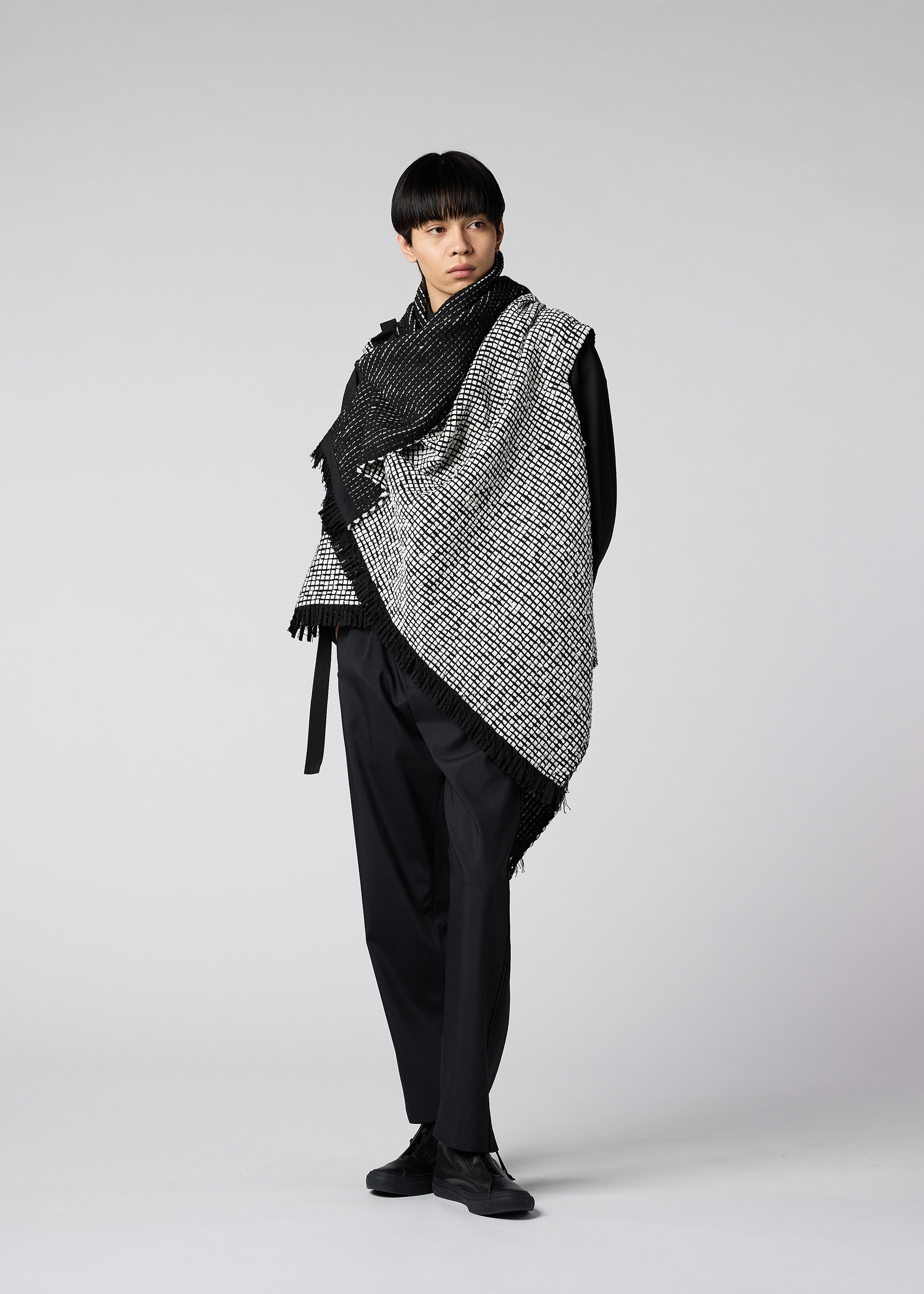 SAKIORI Vest Black – ISSEY MIYAKE EU