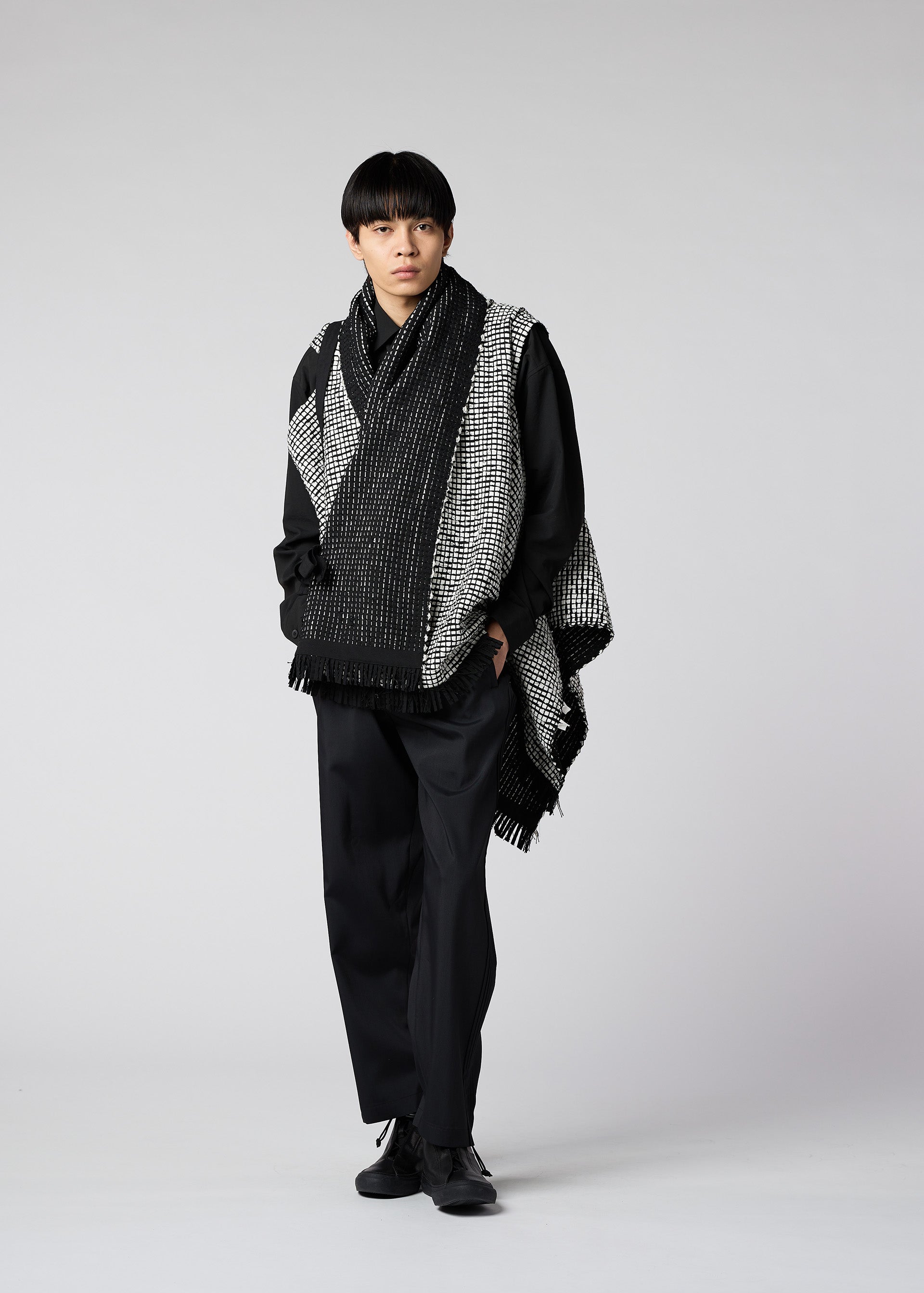 SAKIORI Vest Black – ISSEY MIYAKE EU