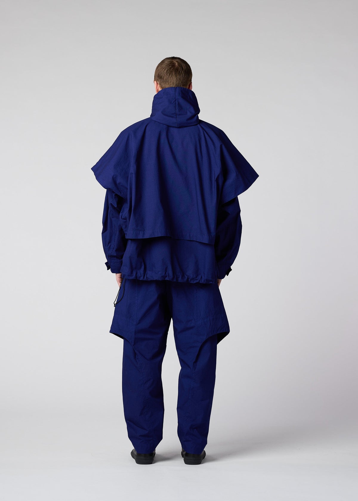 A model wears the IM Men LIGHT COTTON trousers.