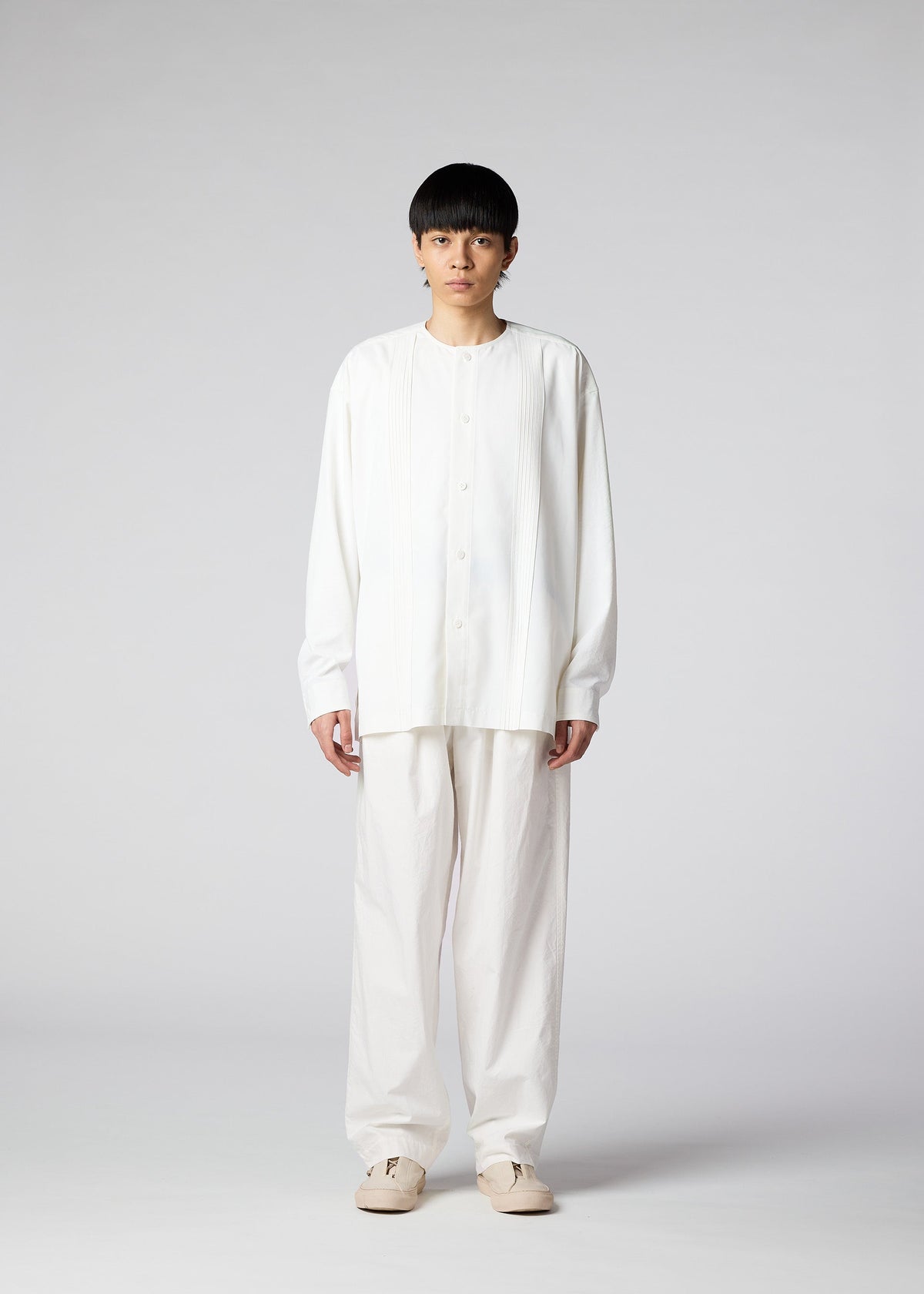 A model wears the IM Men LIGHT COTTON trousers.