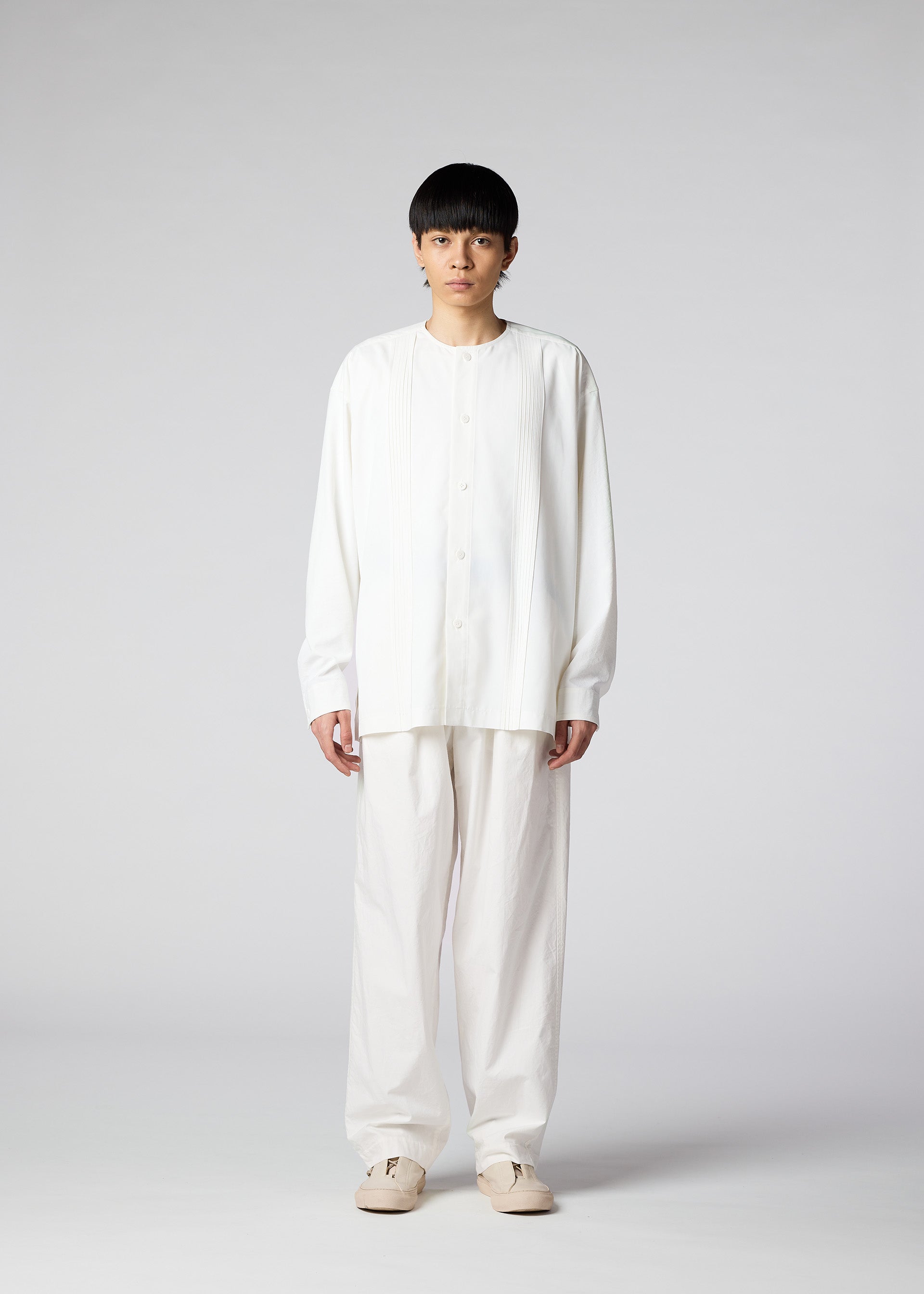 A model wears the IM Men LIGHT COTTON trousers.