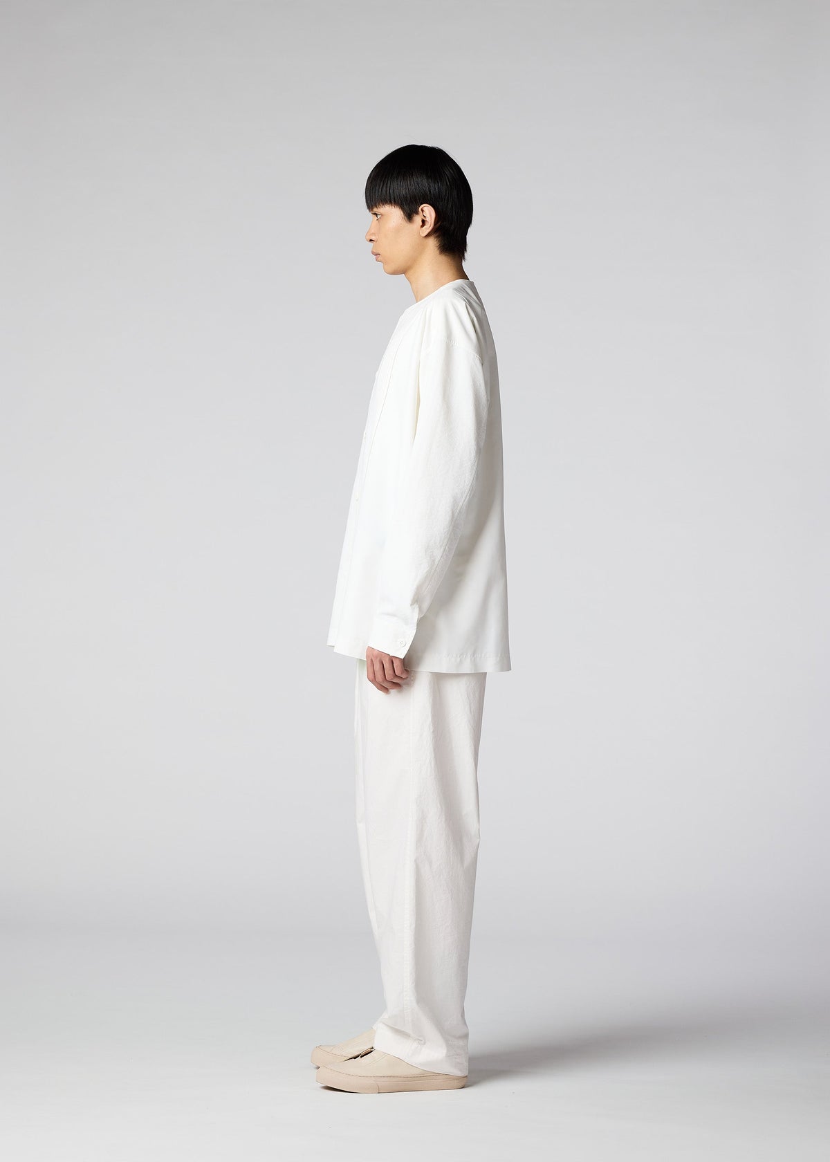 A model wears the IM Men LIGHT COTTON trousers.