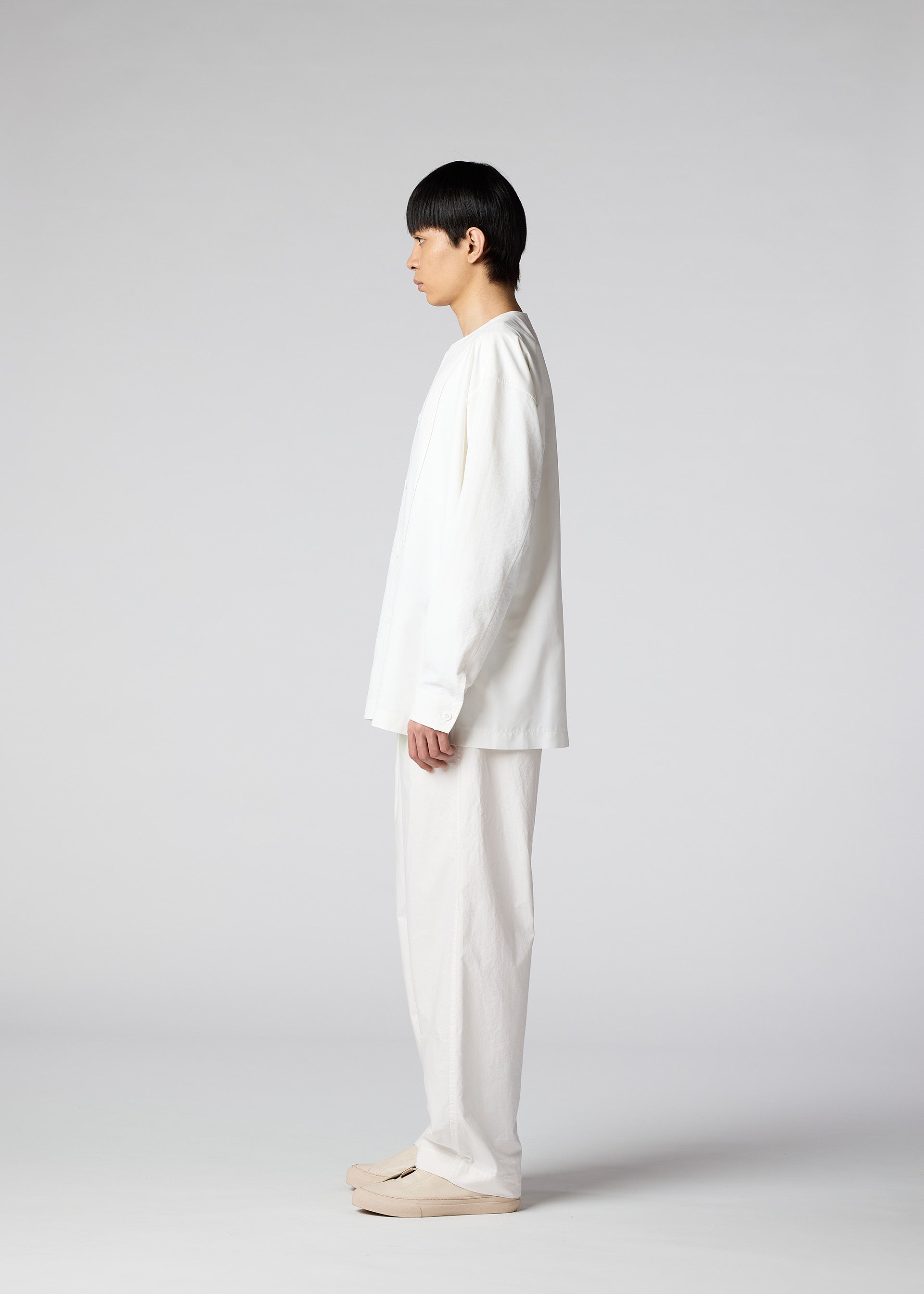 A model wears the IM Men LIGHT COTTON trousers.