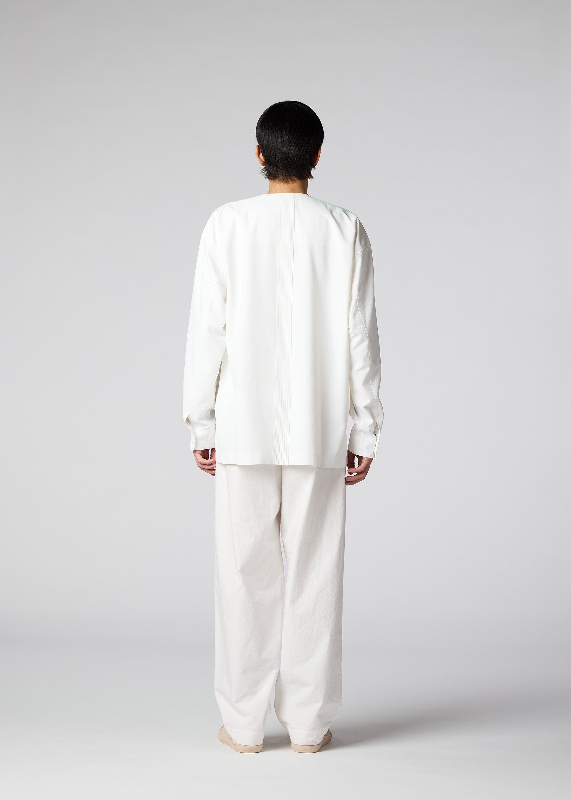 A model wears the IM Men LIGHT COTTON trousers.