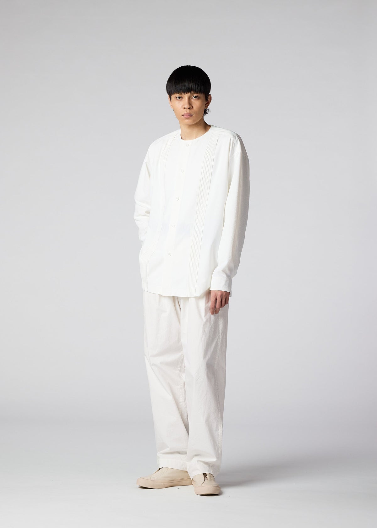 A model wears the IM Men LIGHT COTTON trousers.