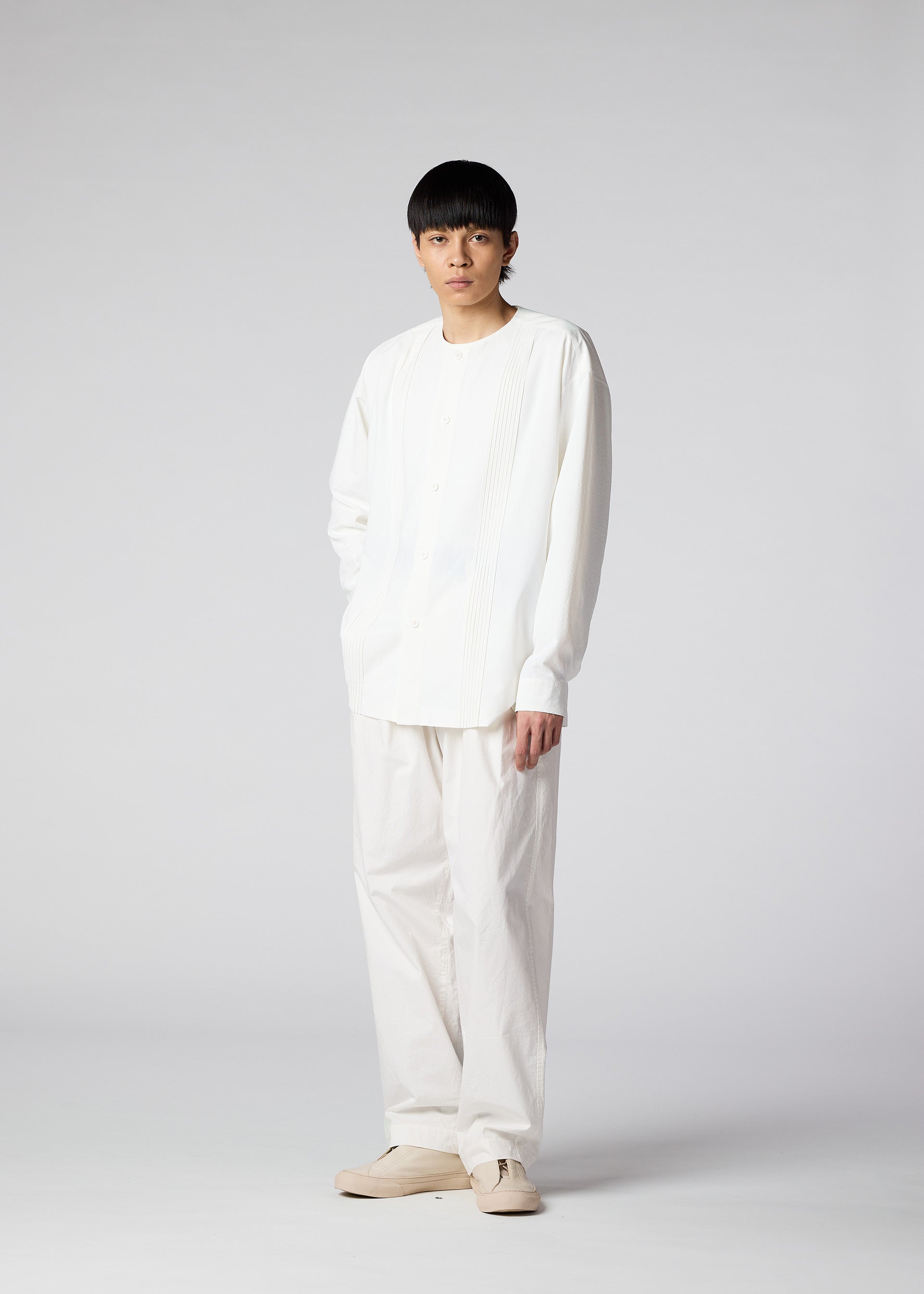 A model wears the IM Men LIGHT COTTON trousers.