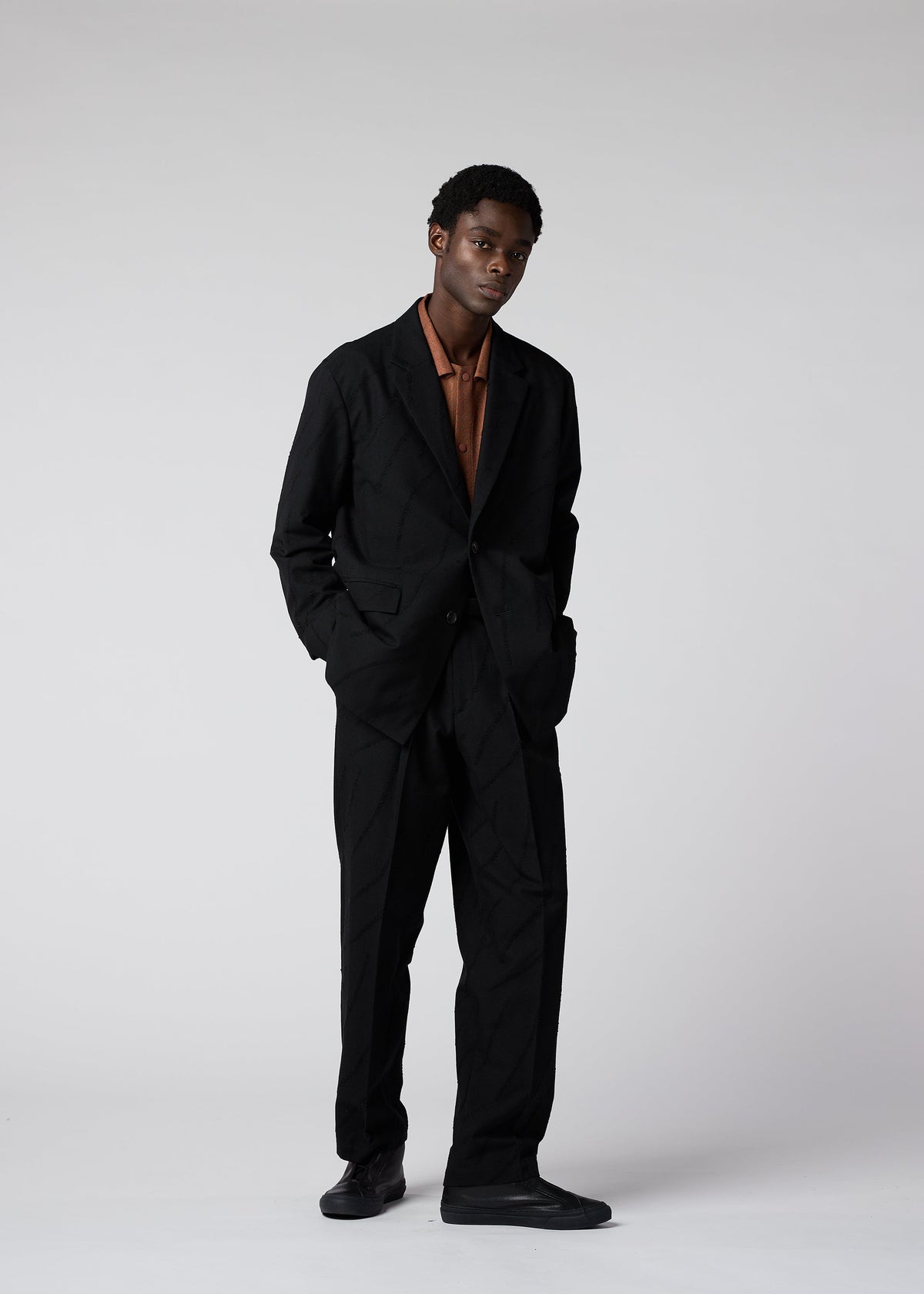 A model wears the IM MEN FLY WOOL trousers.