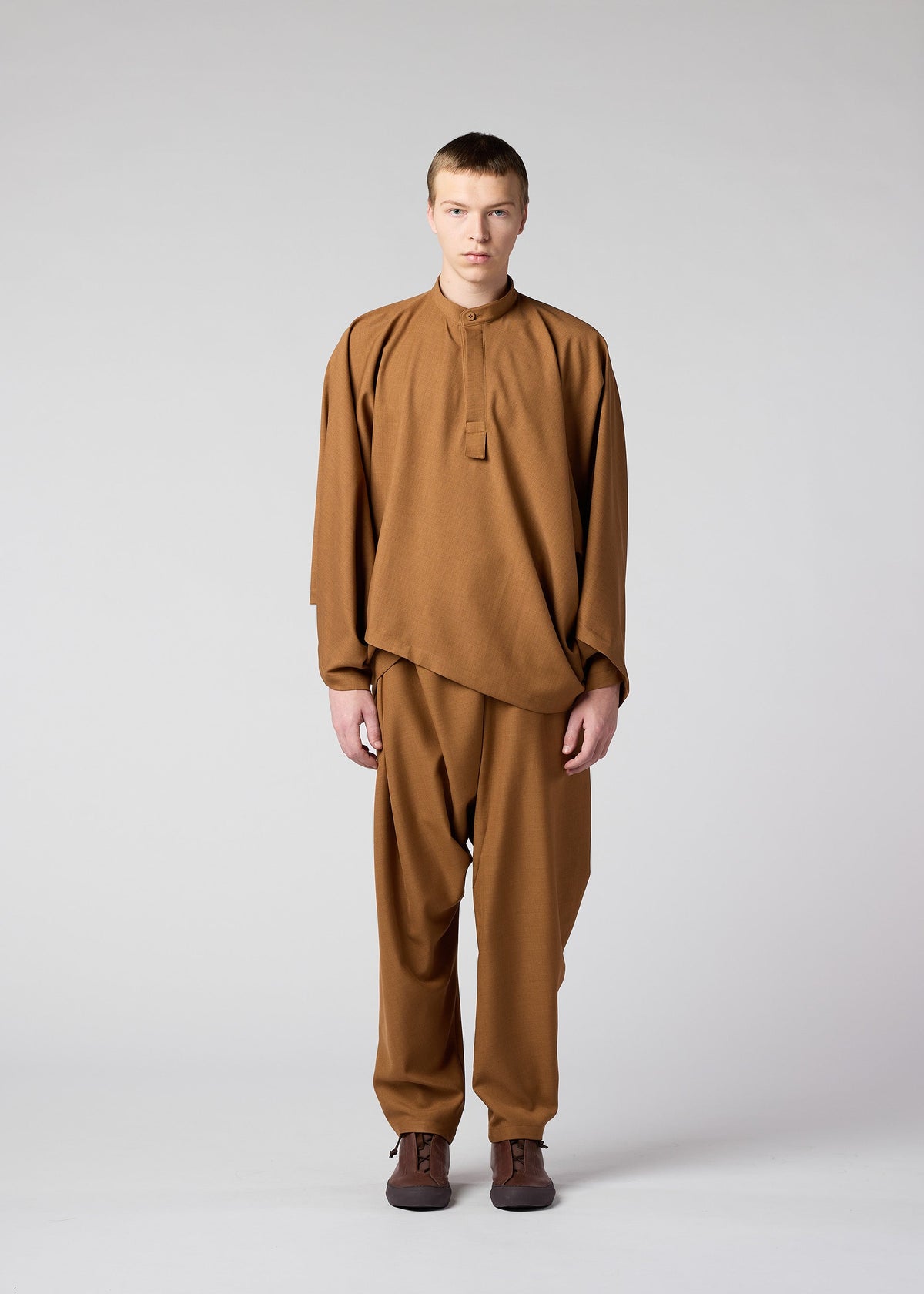 A model wears the IM MEN BREEZE trousers.