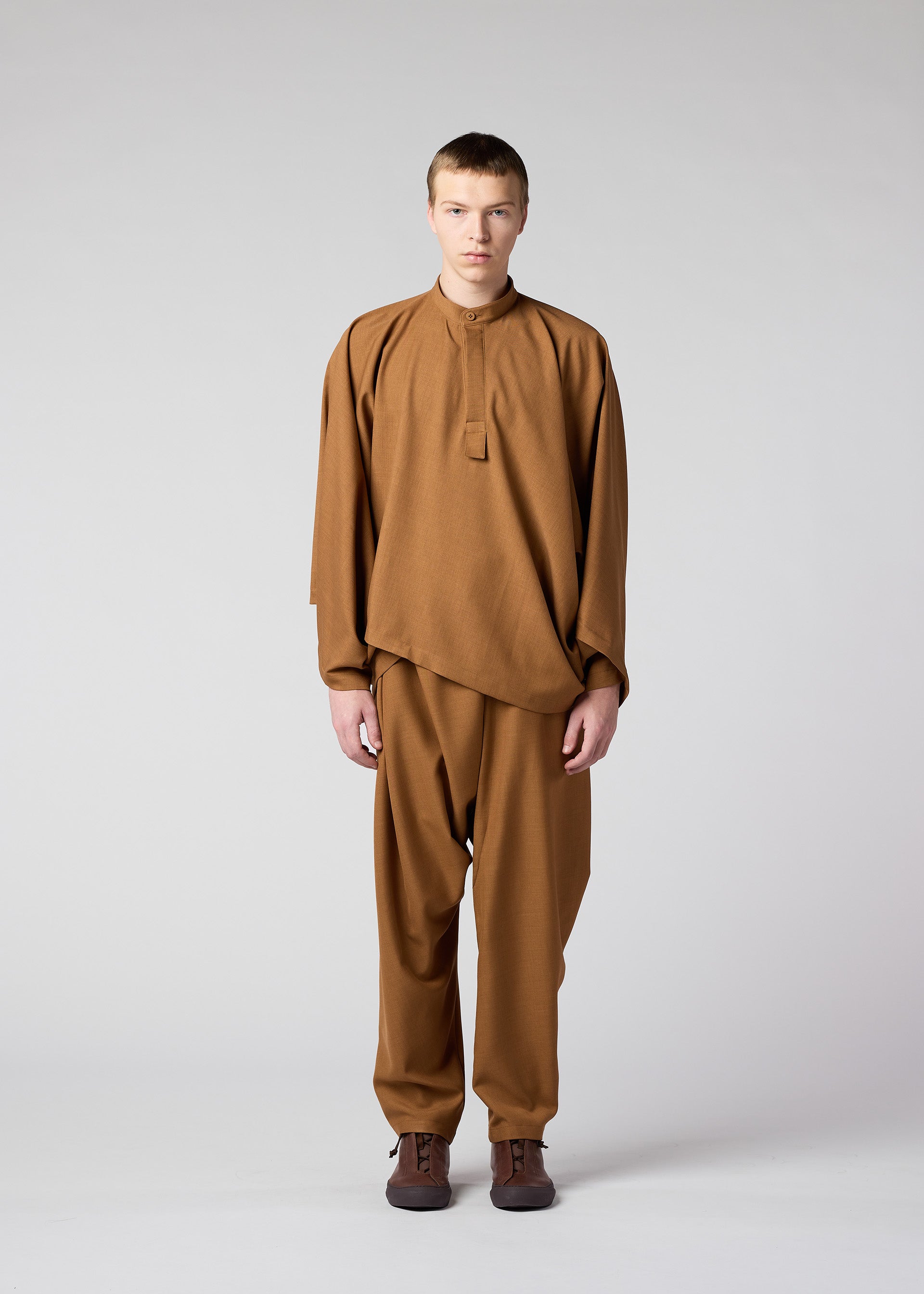 A model wears the IM MEN BREEZE trousers.