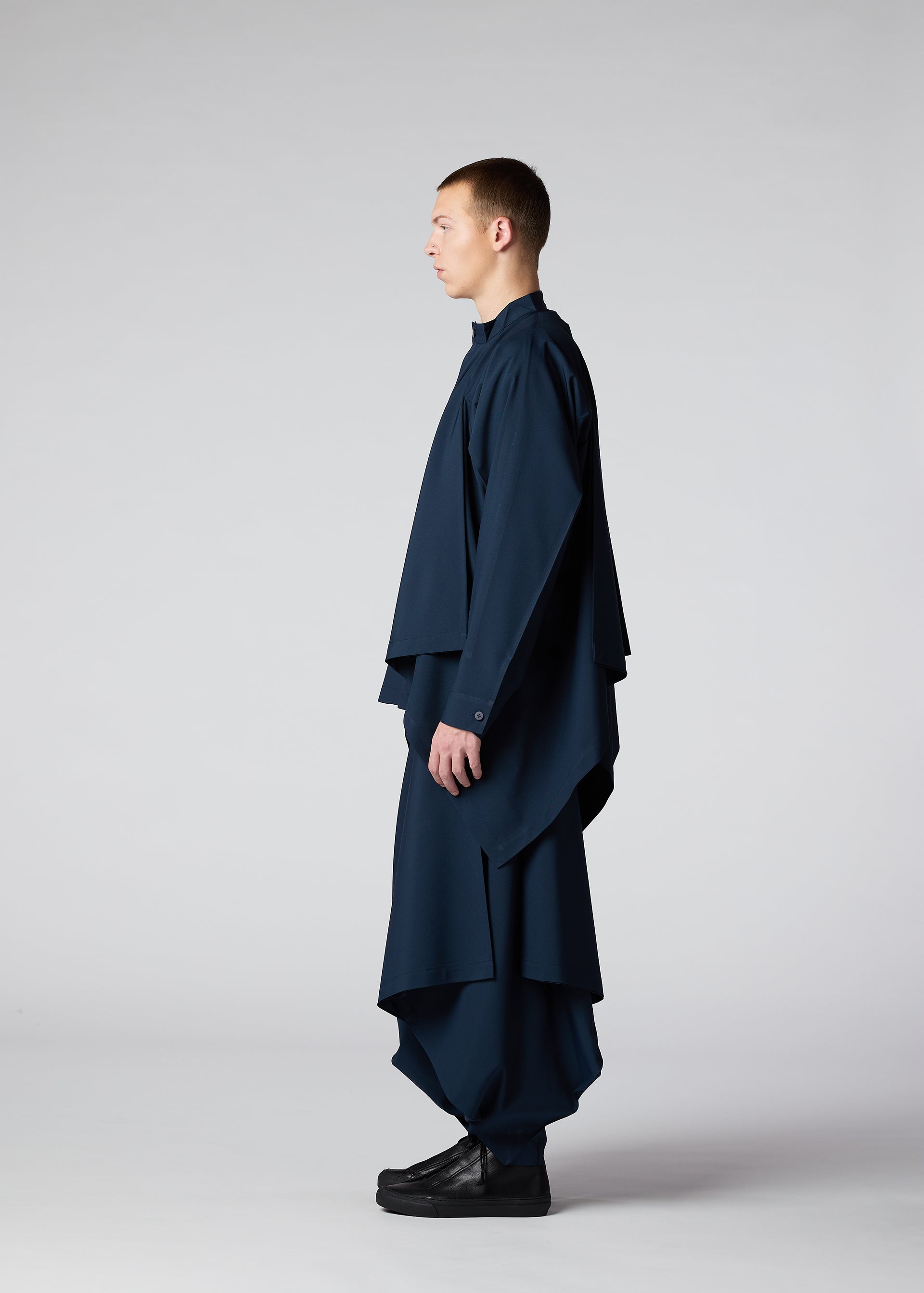 A model wears the IM Men FLAT DRAPE prêt à porter.