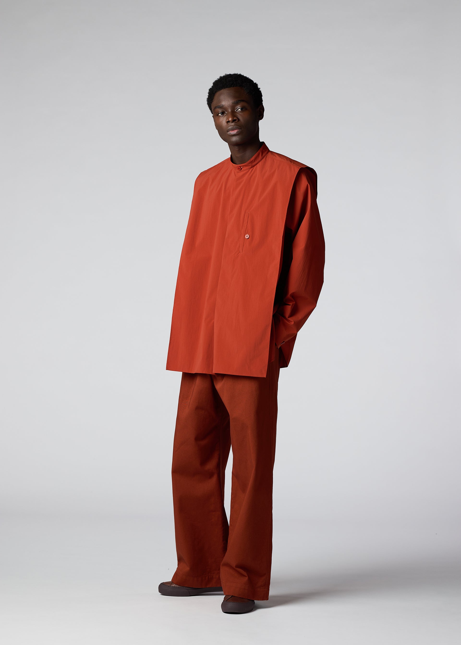 A model wears the IM Men WALL SHIRT prêt à porter.