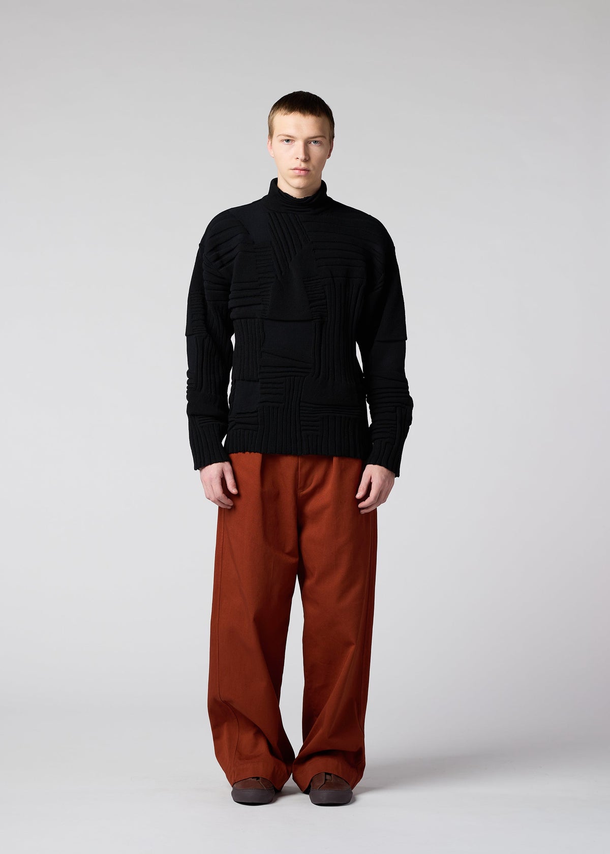 A model wears the IM Men DEKOBOKO KNIT prêt à porter.