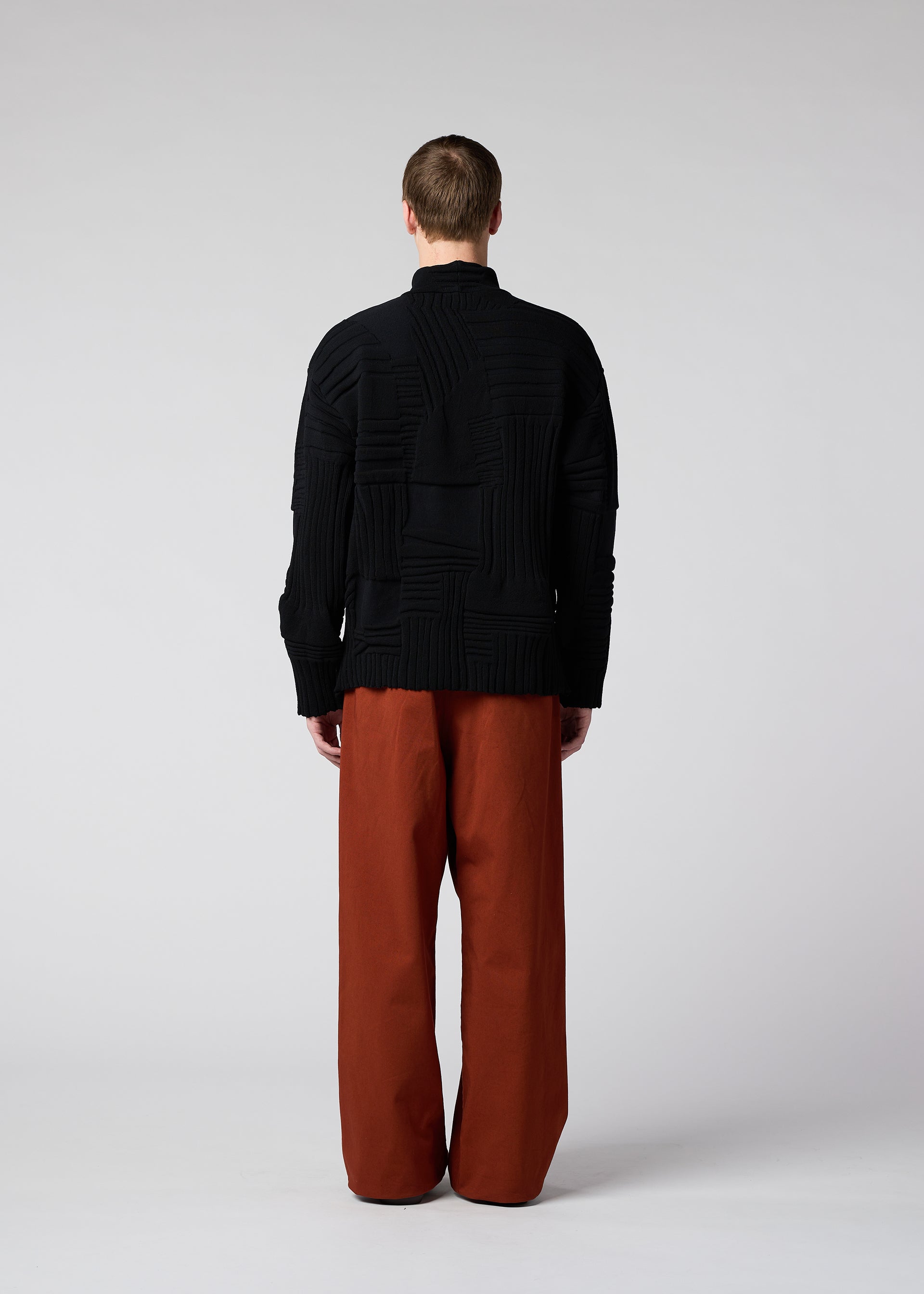 A model wears the IM Men DEKOBOKO KNIT prêt à porter.