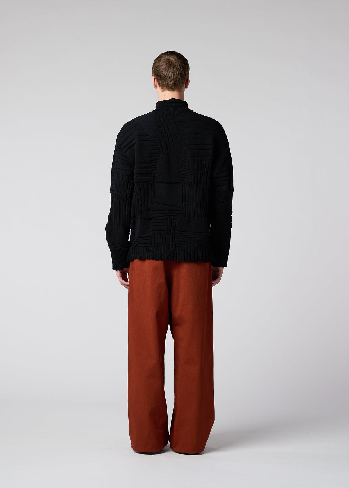 A model wears the IM Men DEKOBOKO KNIT prêt à porter.