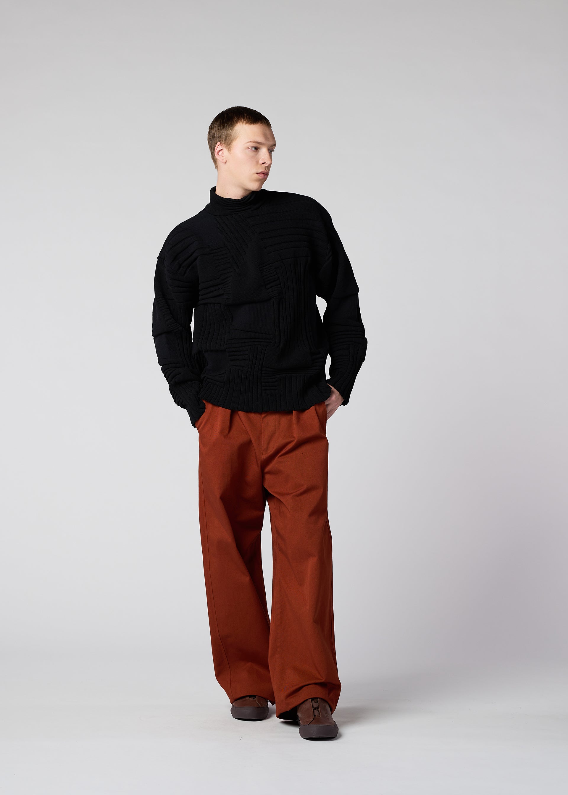 A model wears the IM Men DEKOBOKO KNIT prêt à porter.