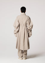 A model wears the IM MEN GINTO FLAT prêt à porter.