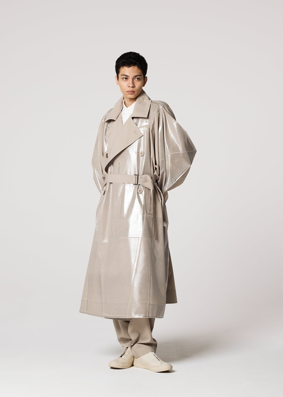 A model wears the IM MEN GINTO FLAT prêt à porter.