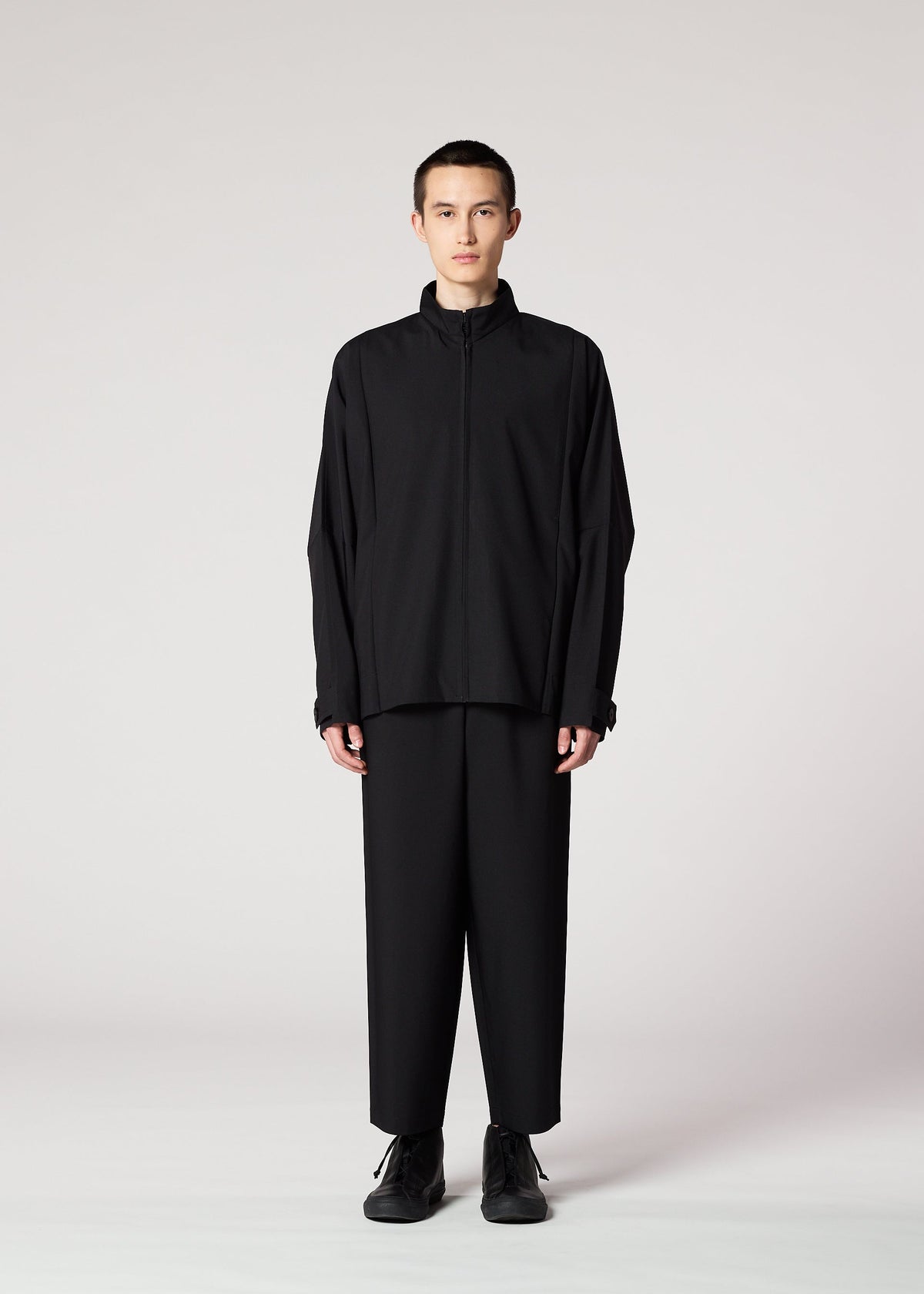 A model wears the IM MEN FLAT BLACK prêt à porter.