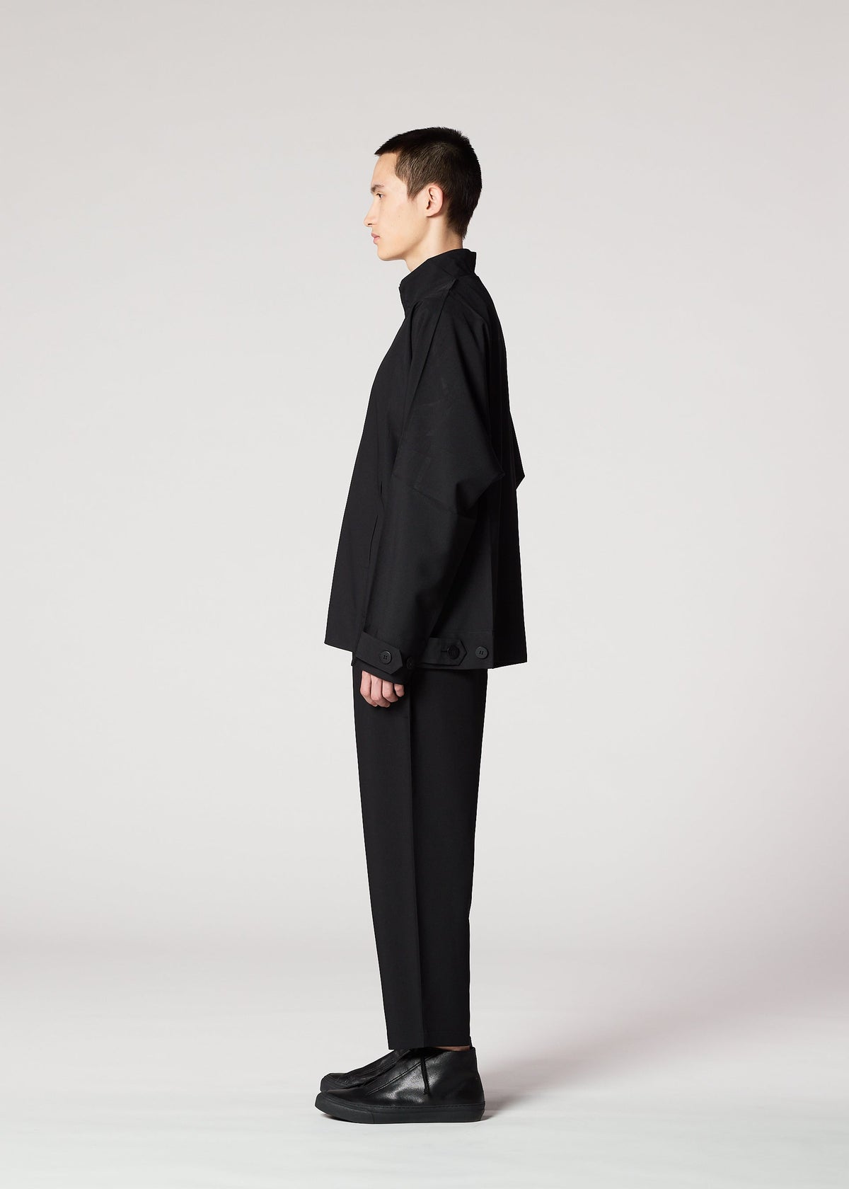 A model wears the IM MEN FLAT BLACK prêt à porter.