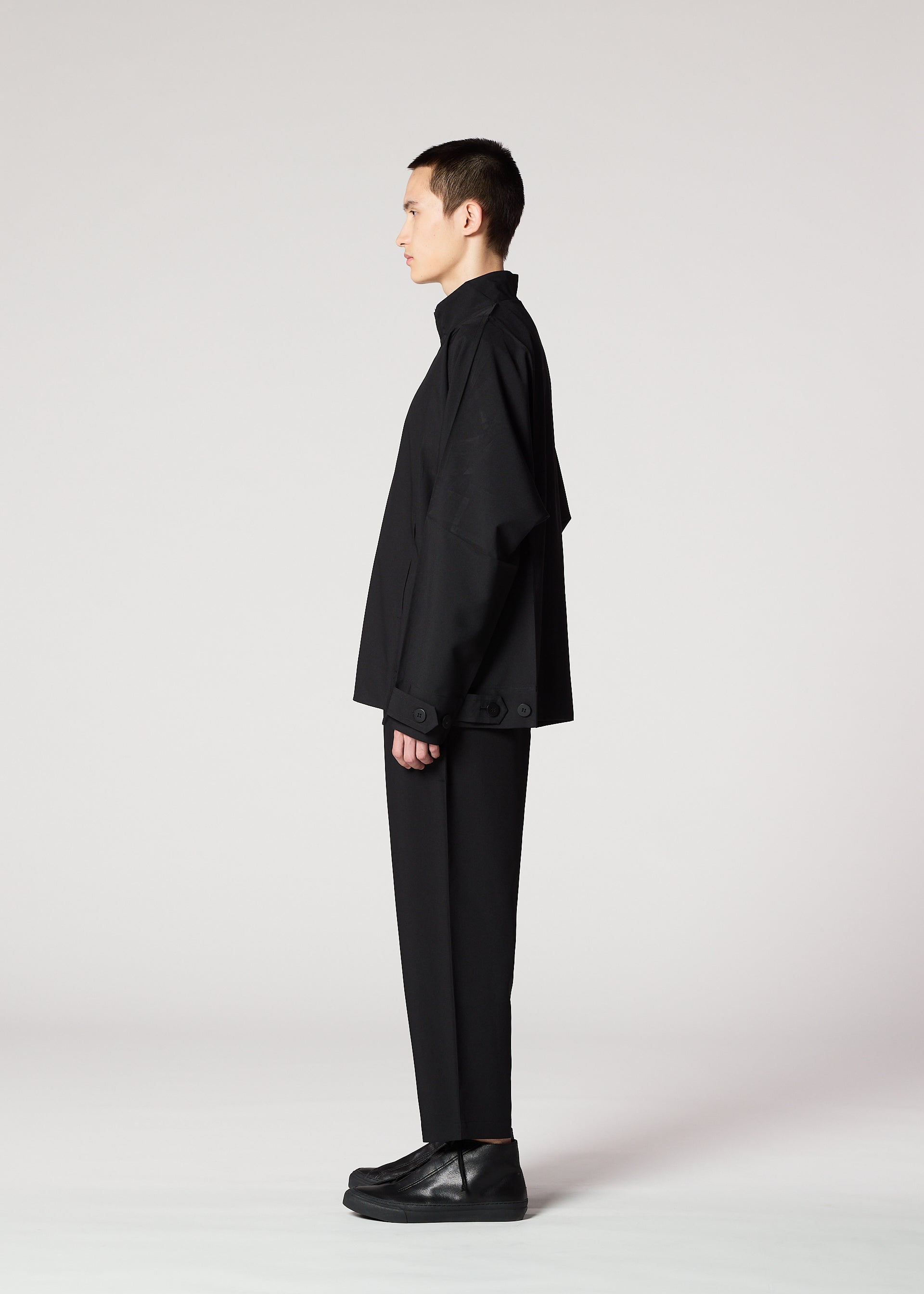 A model wears the IM MEN FLAT BLACK prêt à porter.