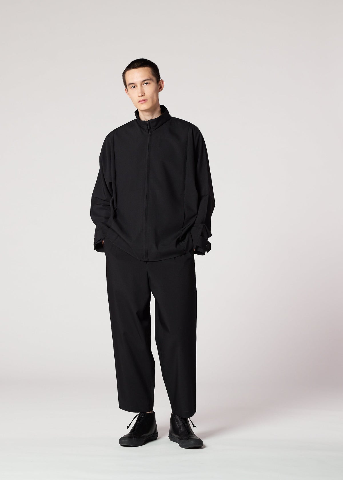 A model wears the IM MEN FLAT BLACK prêt à porter.