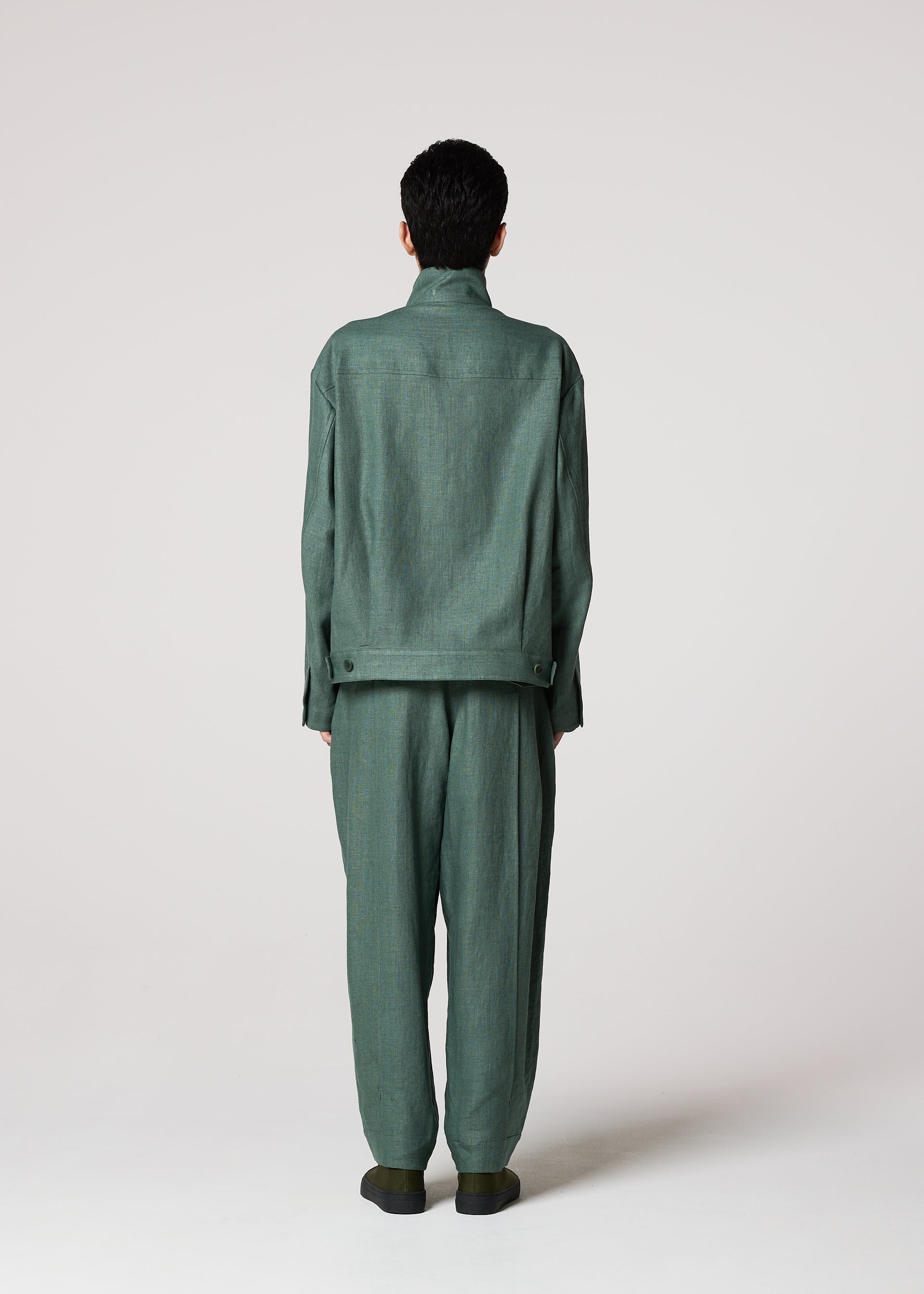 A model wears the IM Men TOUGH LINEN prêt à porter.