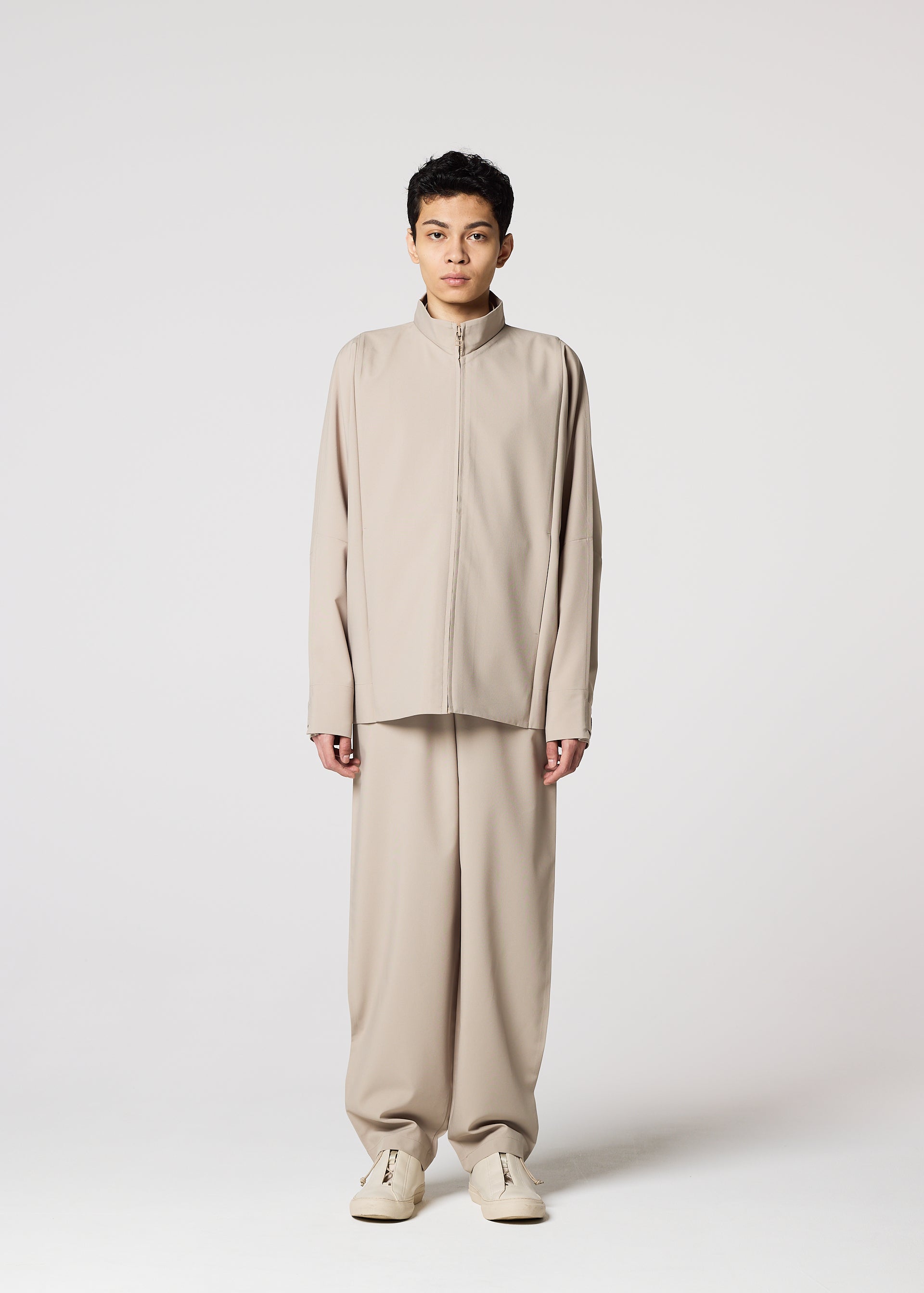 A model wears the IM MEN FLAT prêt à porter.