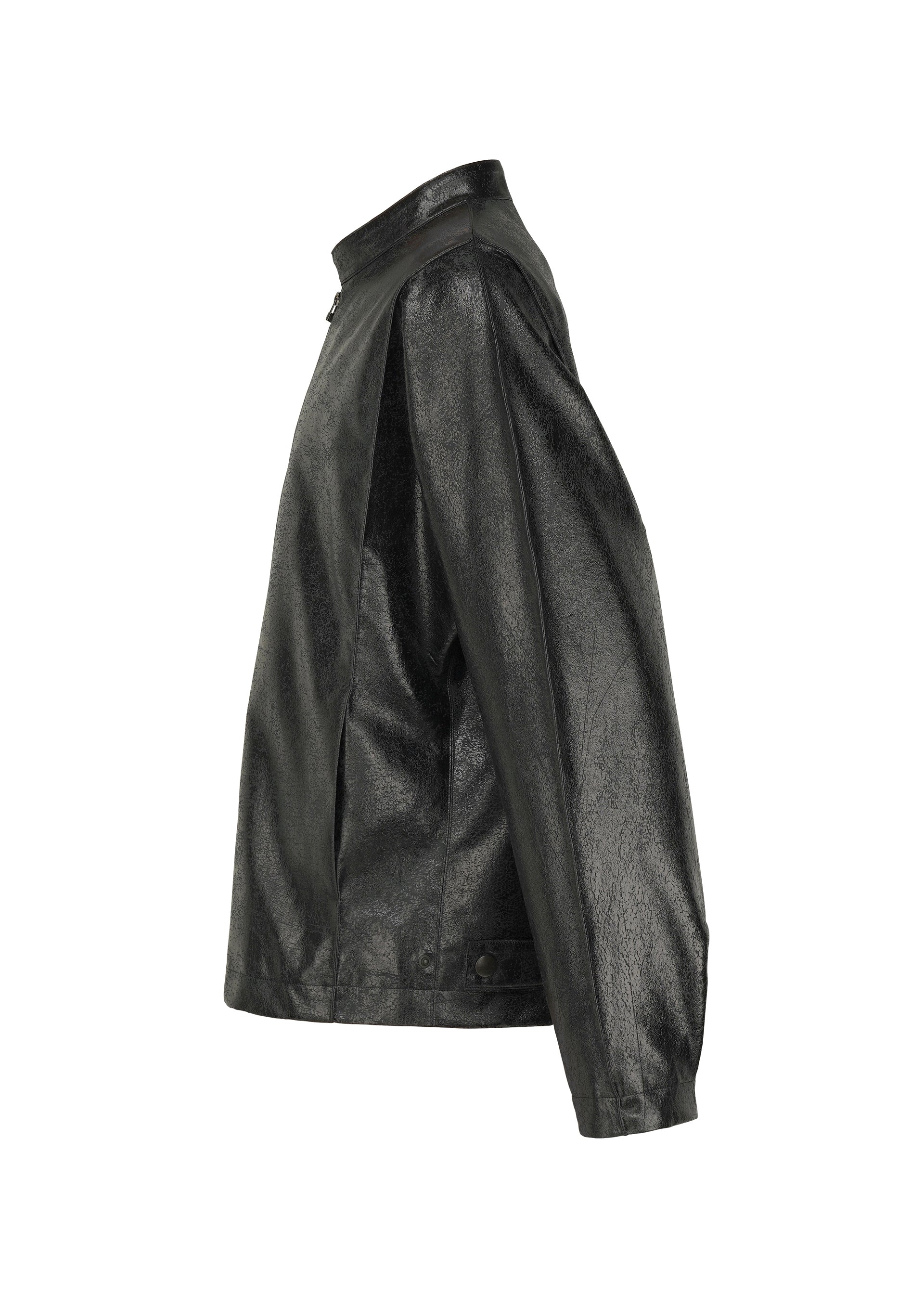 A detail shot of the IM MEN GINTO prêt à porter.