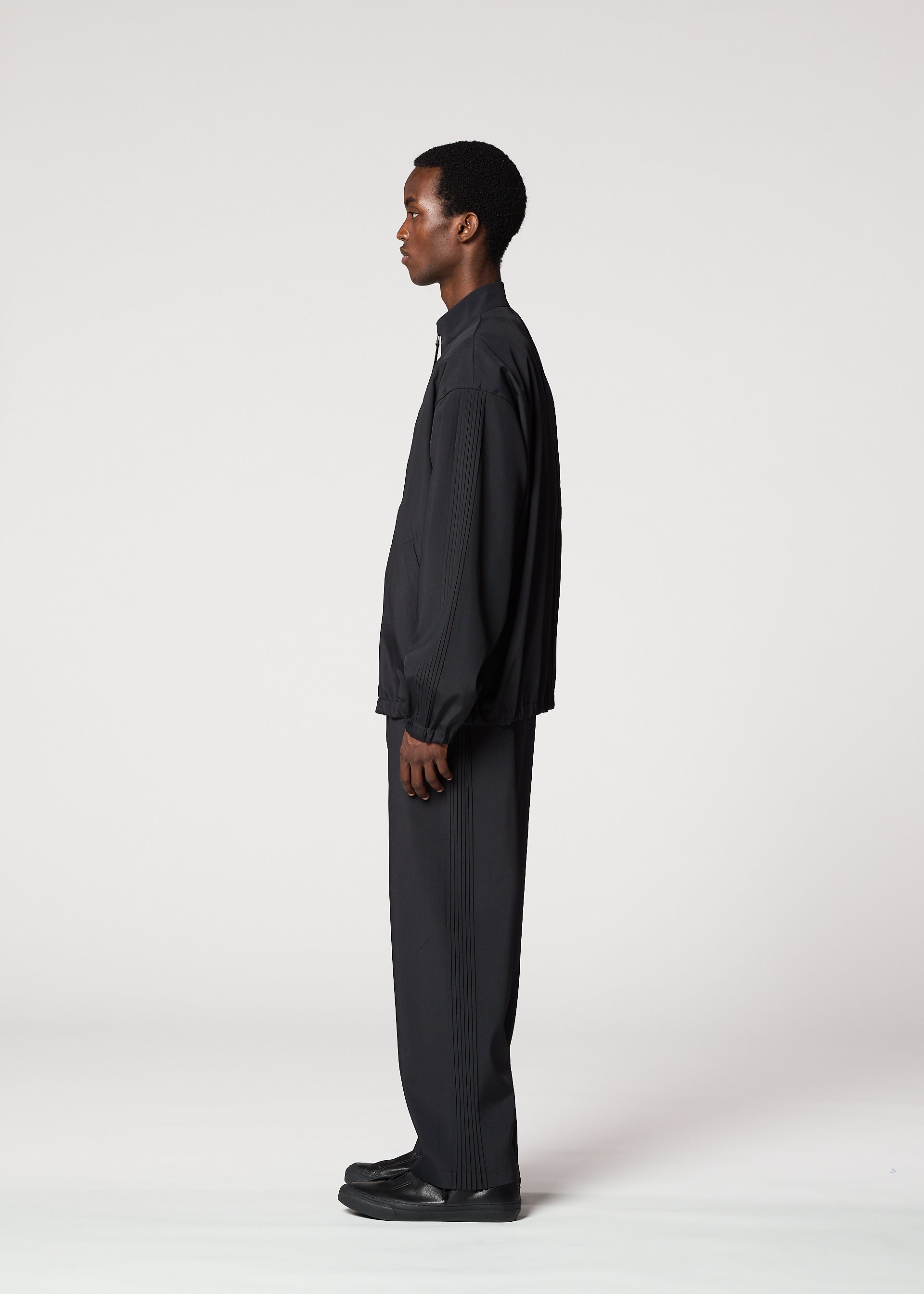 A model wears the IM Men AIR PLEATS prêt à porter.