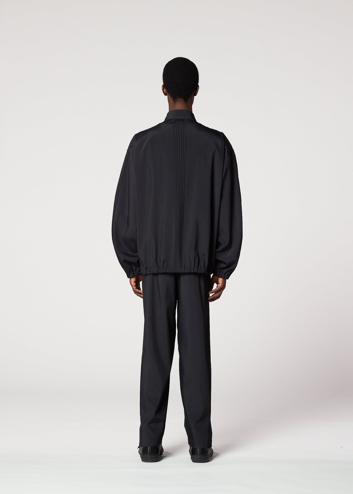 A model wears the IM Men AIR PLEATS prêt à porter.