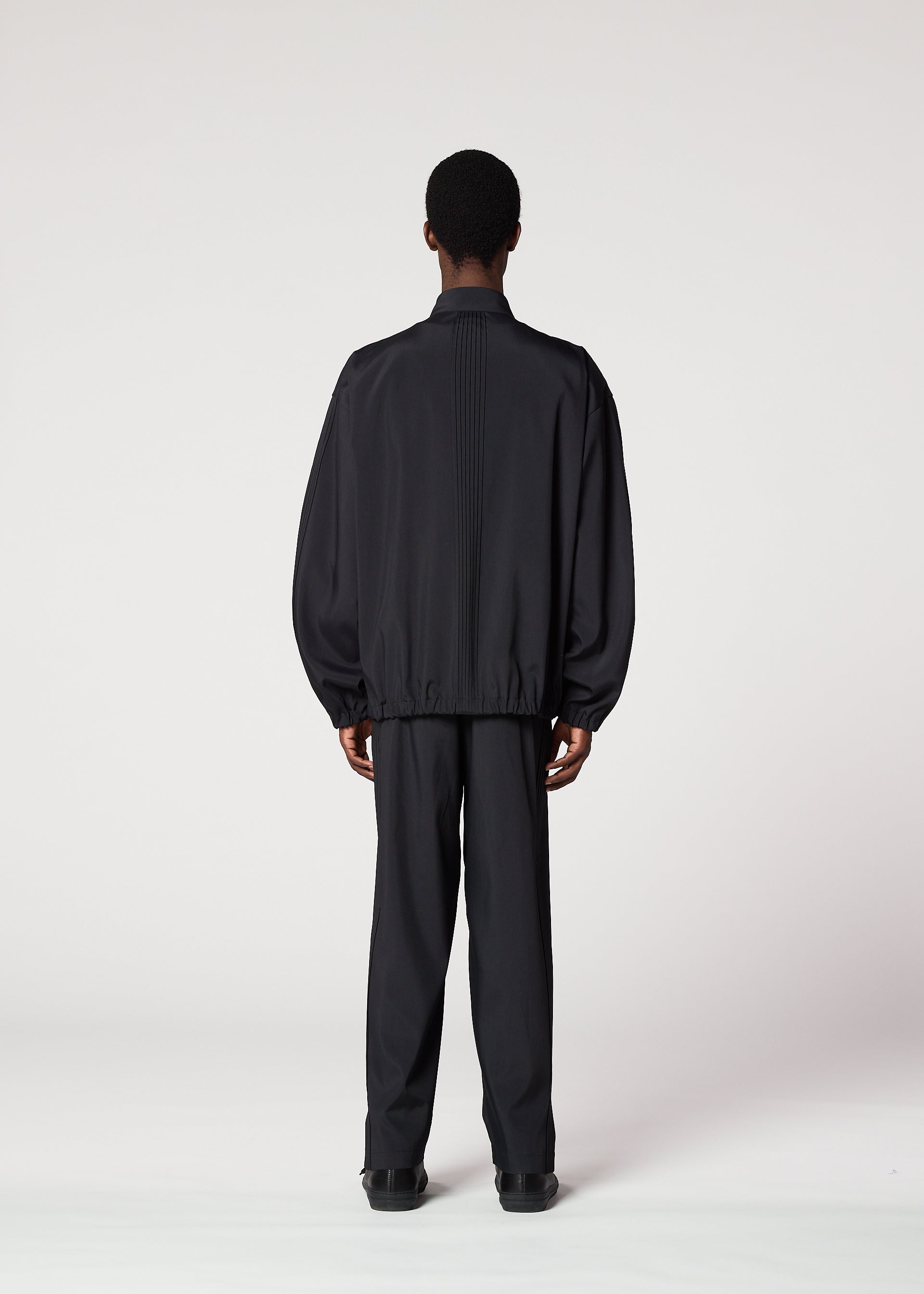 A model wears the IM Men AIR PLEATS prêt à porter.