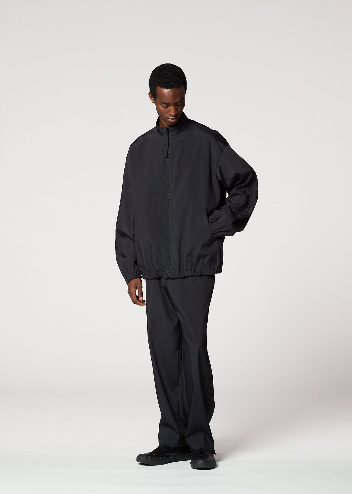 A model wears the IM Men AIR PLEATS prêt à porter.