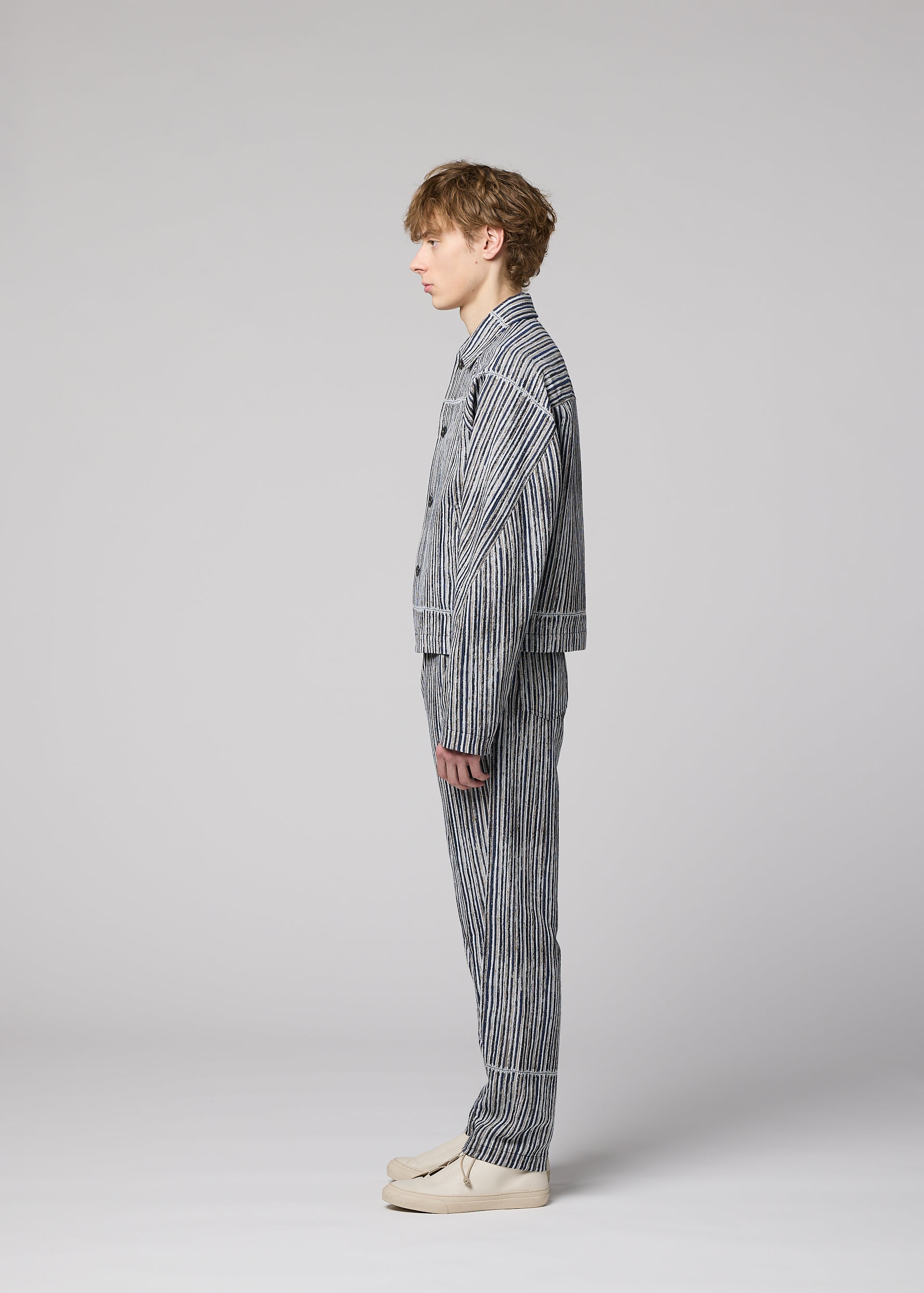 A model wears the IM MEN CURVINESS curviness-blouson-light-blue.