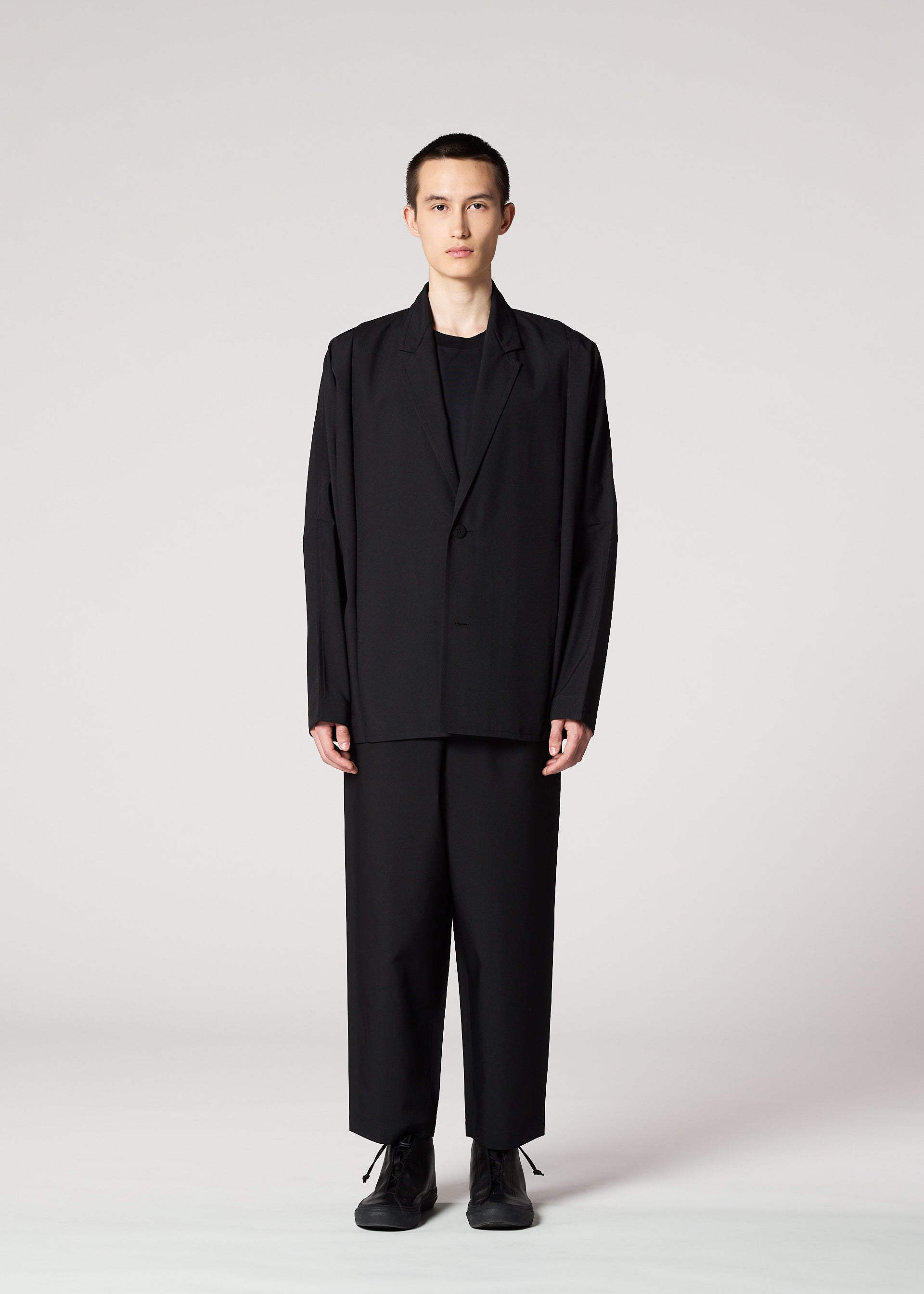 ISSEY MIYAKE　FETE プリーツボリュームジャケット　ブラック FLAT BLACK Jacket Black – ISSEY MIYAKE EU